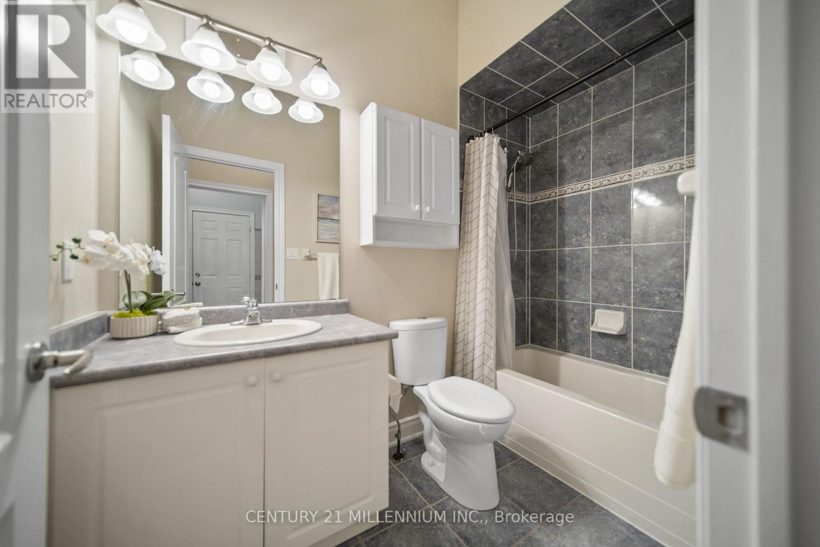 31 Saint Hubert Drive, Brampton, Ontario  L6P 1W1 - Photo 20 - W12136427