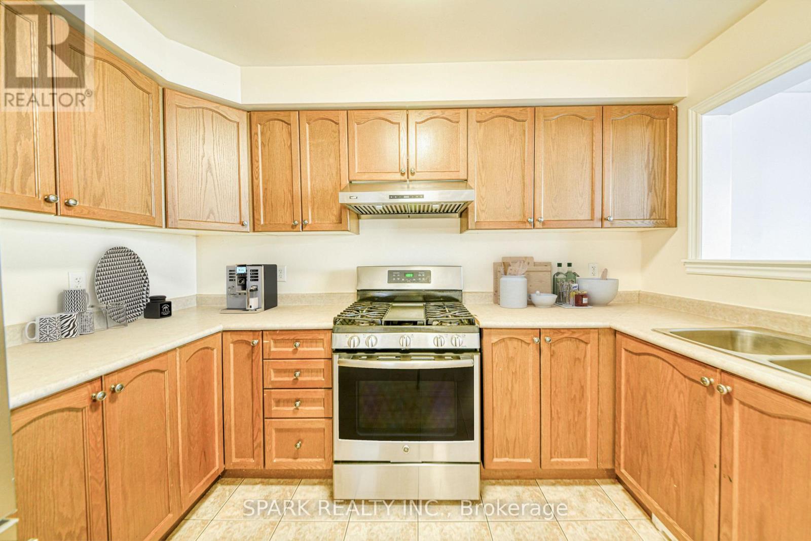 147 Weston Drive, Milton, Ontario  L9T 0V6 - Photo 6 - W12136431