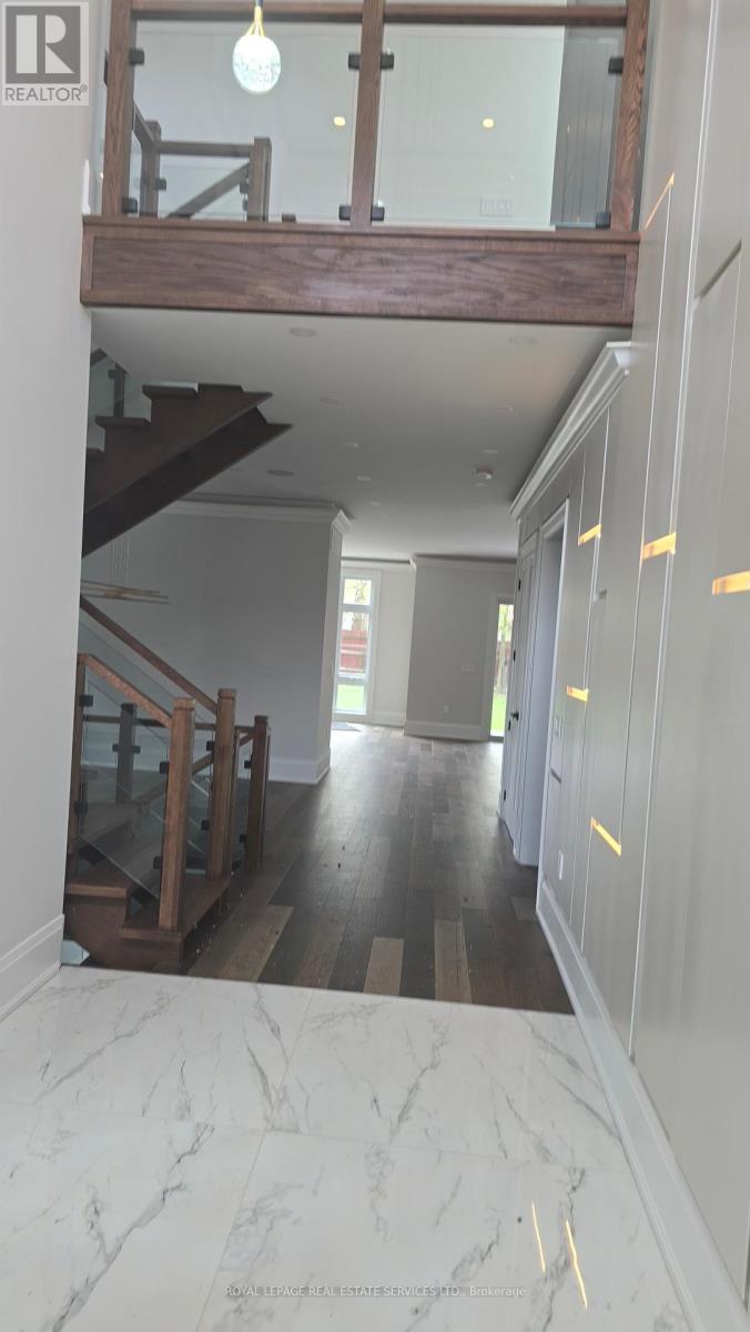 934 Goodwin Road, Mississauga, Ontario  L5G 4K1 - Photo 2 - W12136478