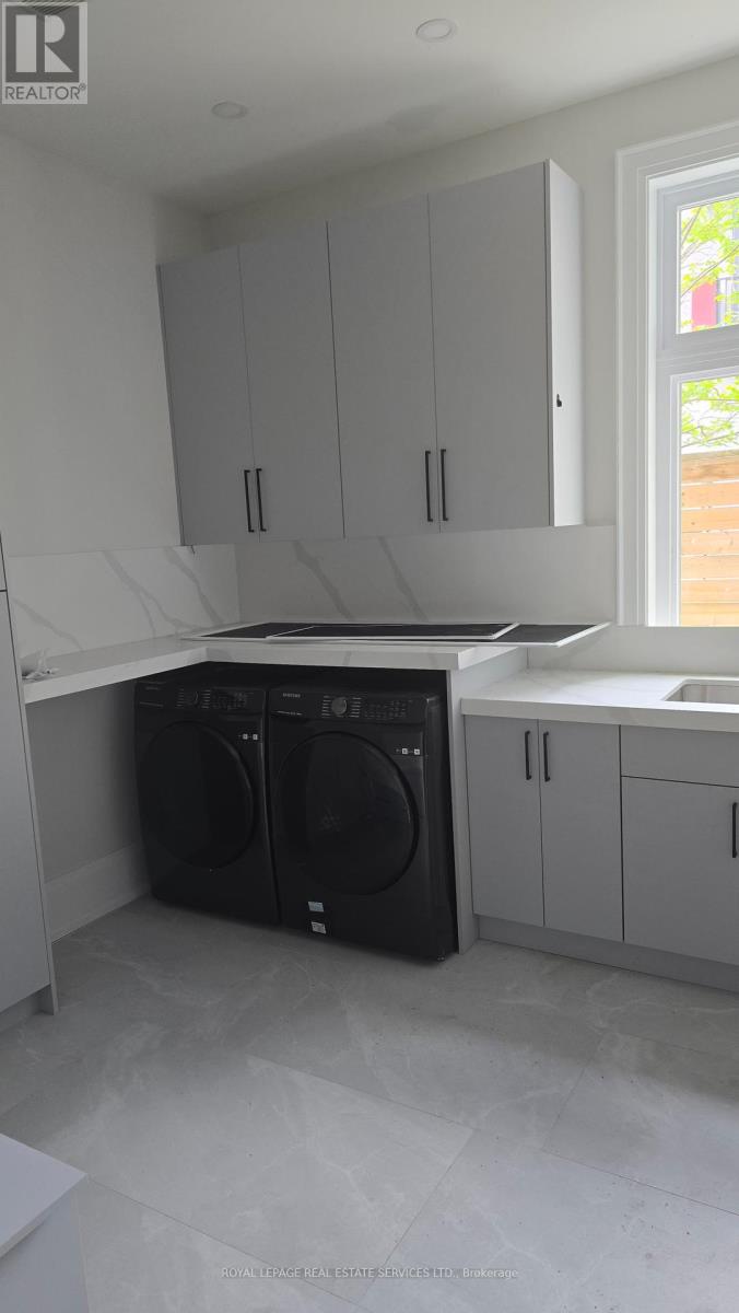 934 Goodwin Road, Mississauga, Ontario  L5G 4K1 - Photo 4 - W12136478