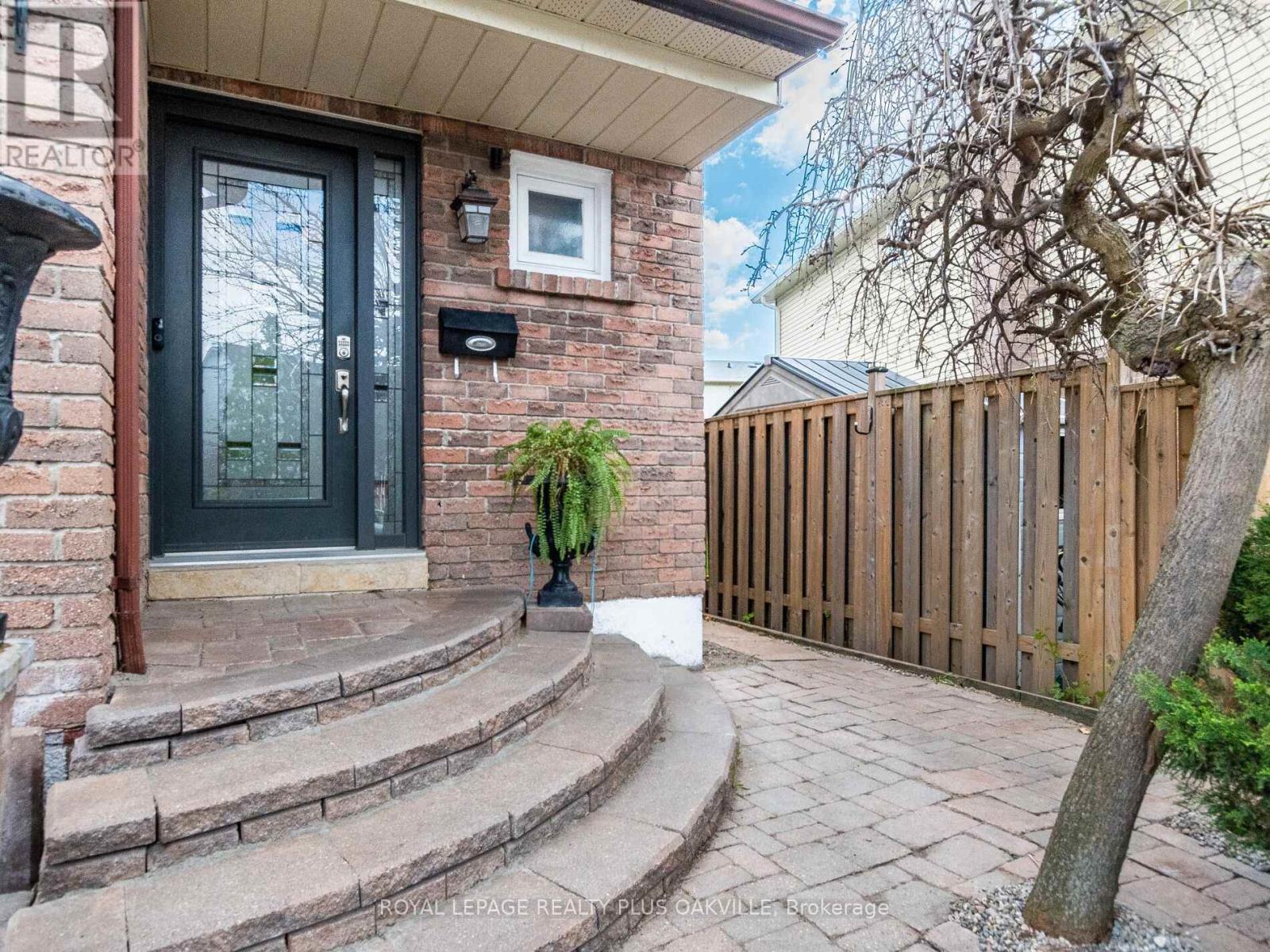 730 Galloway Crescent, Mississauga (Creditview), Ontario  L5C 3W1 - Photo 5 - W12136492