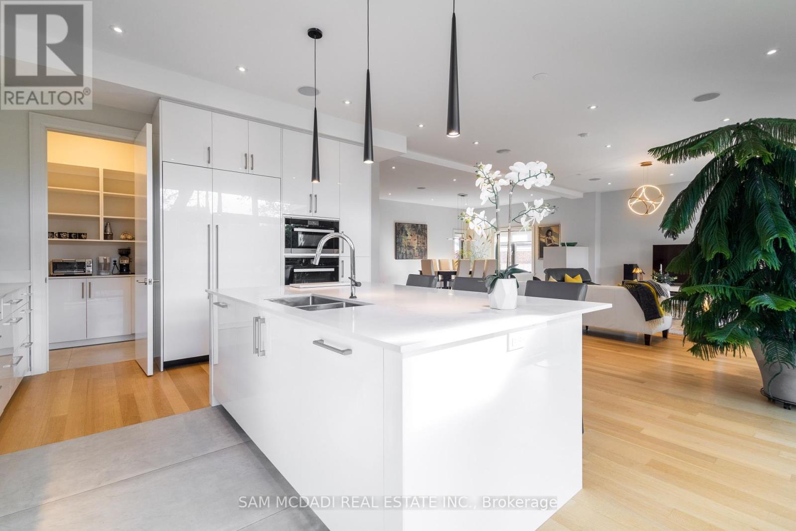 1456 Applewood Road, Mississauga, Ontario  L5E 2M1 - Photo 11 - W12136530