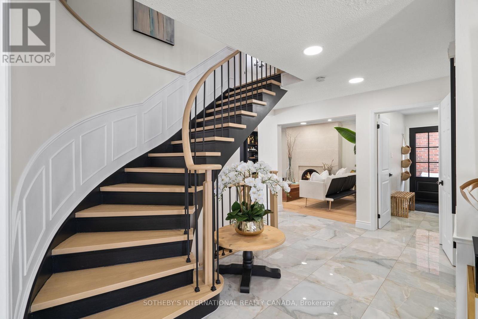 1489 Jasmine Crescent, Oakville, Ontario  L6H 3H2 - Photo 3 - W12136574