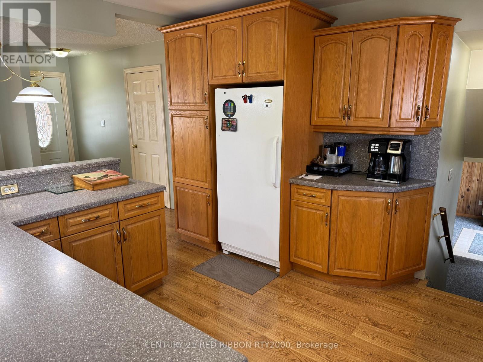 334 Helen Drive, Strathroy-Caradoc, Ontario  N7G 3M3 - Photo 8 - X12136773