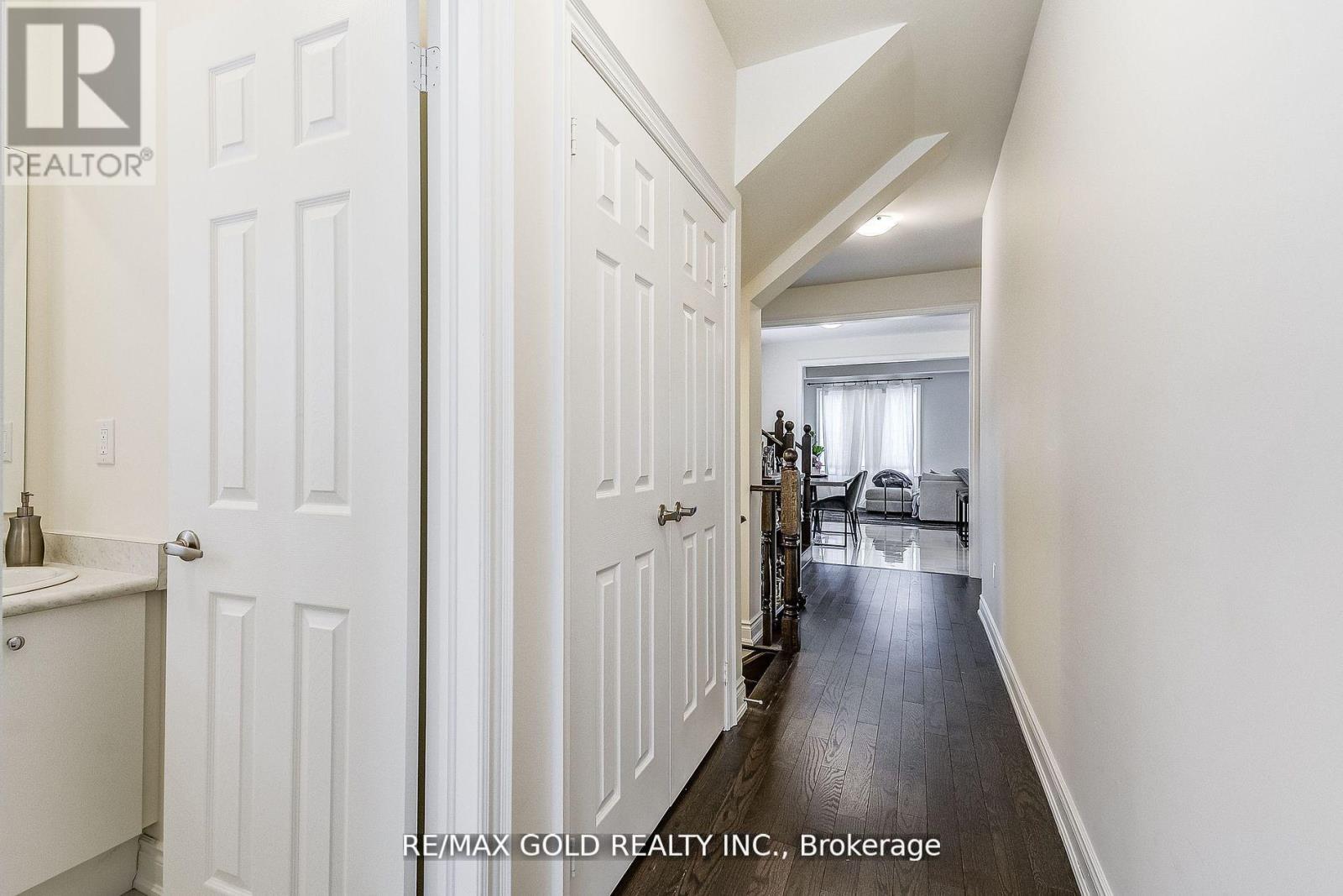 40 Silver Meadow Gardens, Hamilton, Ontario  L8B 1Z4 - Photo 7 - X12136572
