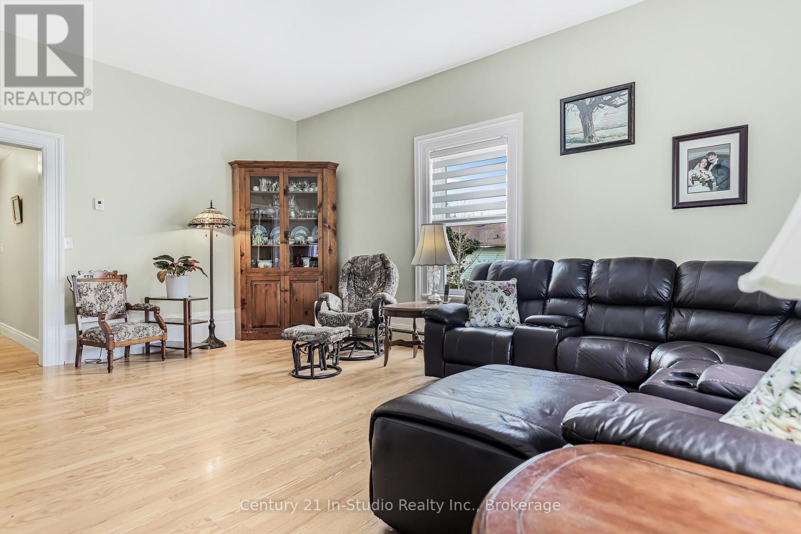 489 Lambton Street W, West Grey, Ontario  N0G 1R0 - Photo 14 - X12137045