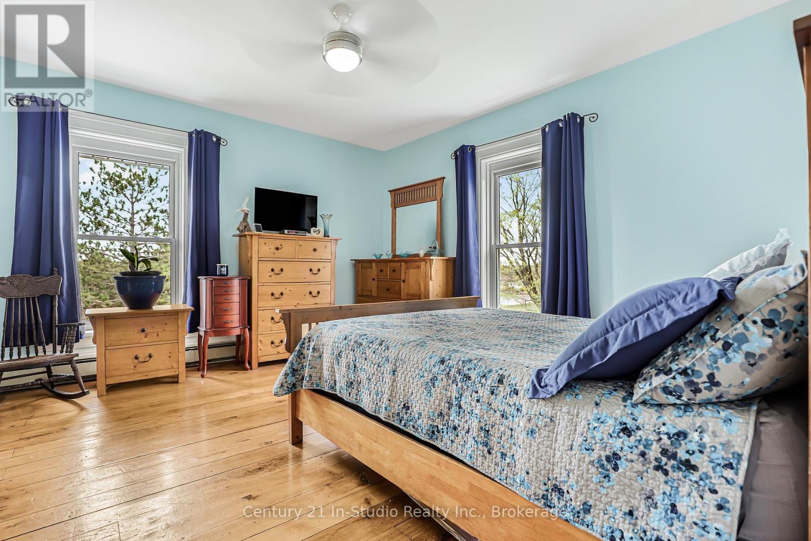489 Lambton Street W, West Grey, Ontario  N0G 1R0 - Photo 20 - X12137051