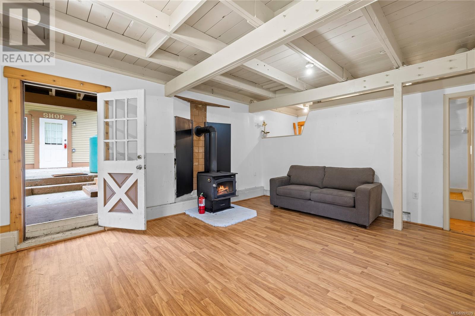 Property at 255 Ricardo Rd image 4