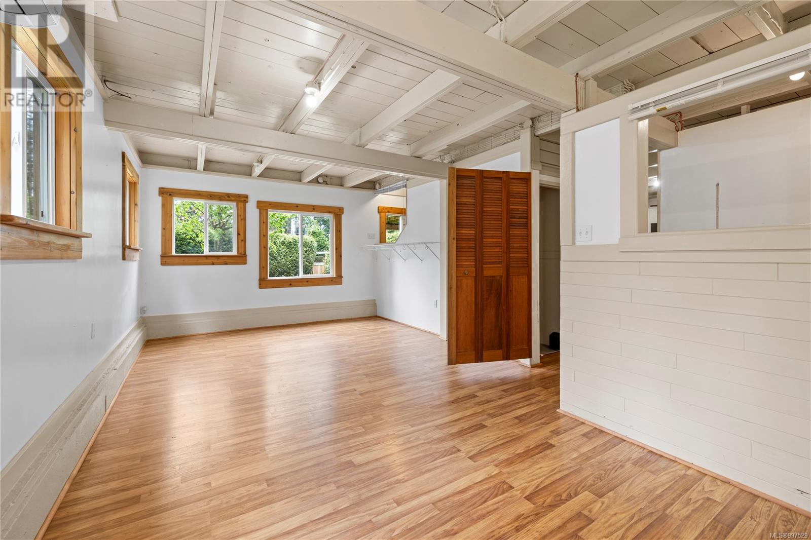 Property at 255 Ricardo Rd image 3