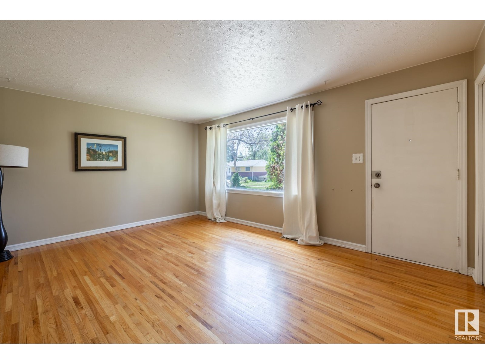 Property at 12121 39 ST NW image 1