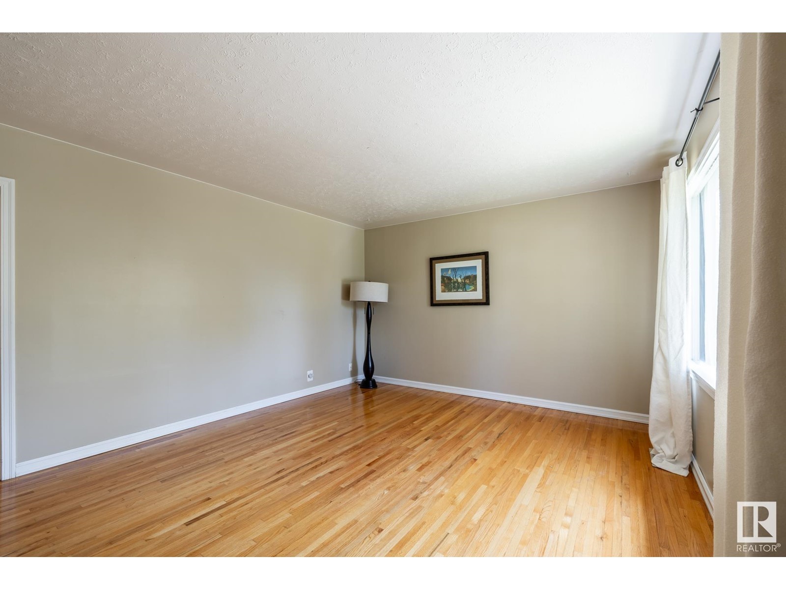 Property at 12121 39 ST NW image 2