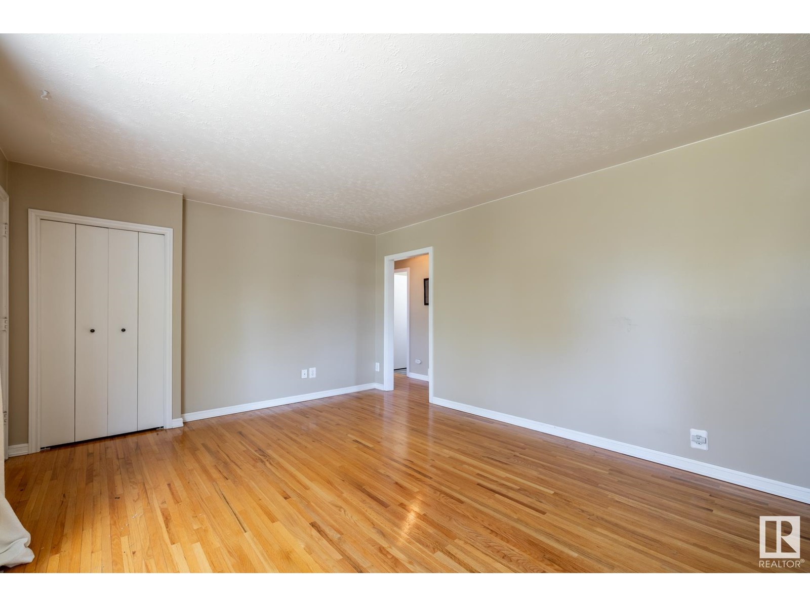 Property at 12121 39 ST NW image 3