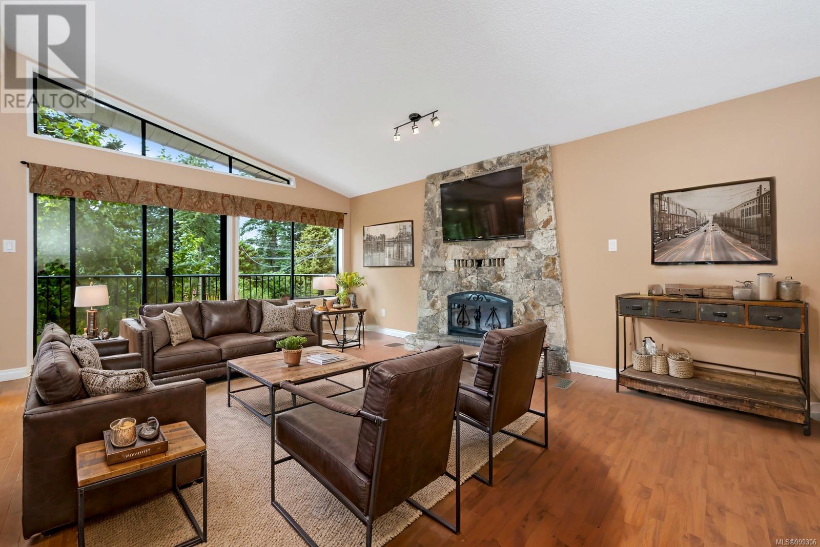 Property at 544 Windthrop Rd image 3