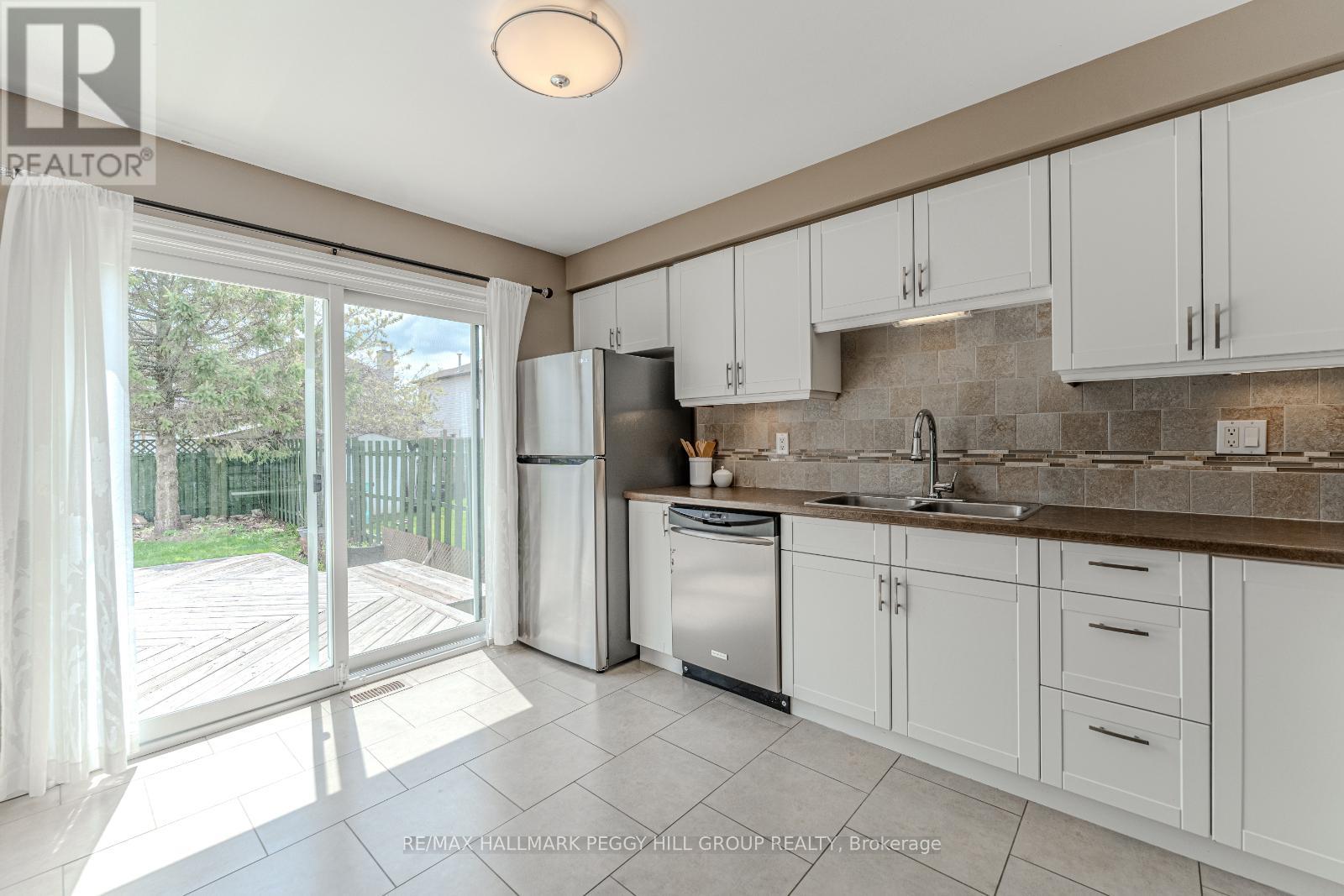 8 Corrie Crescent, Essa (Angus), Ontario  L3W 0K3 - Photo 2 - N12136835