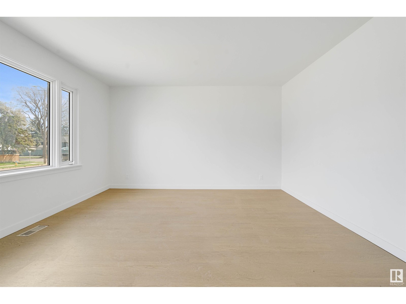 Property at 12012 50 ST NW image 3