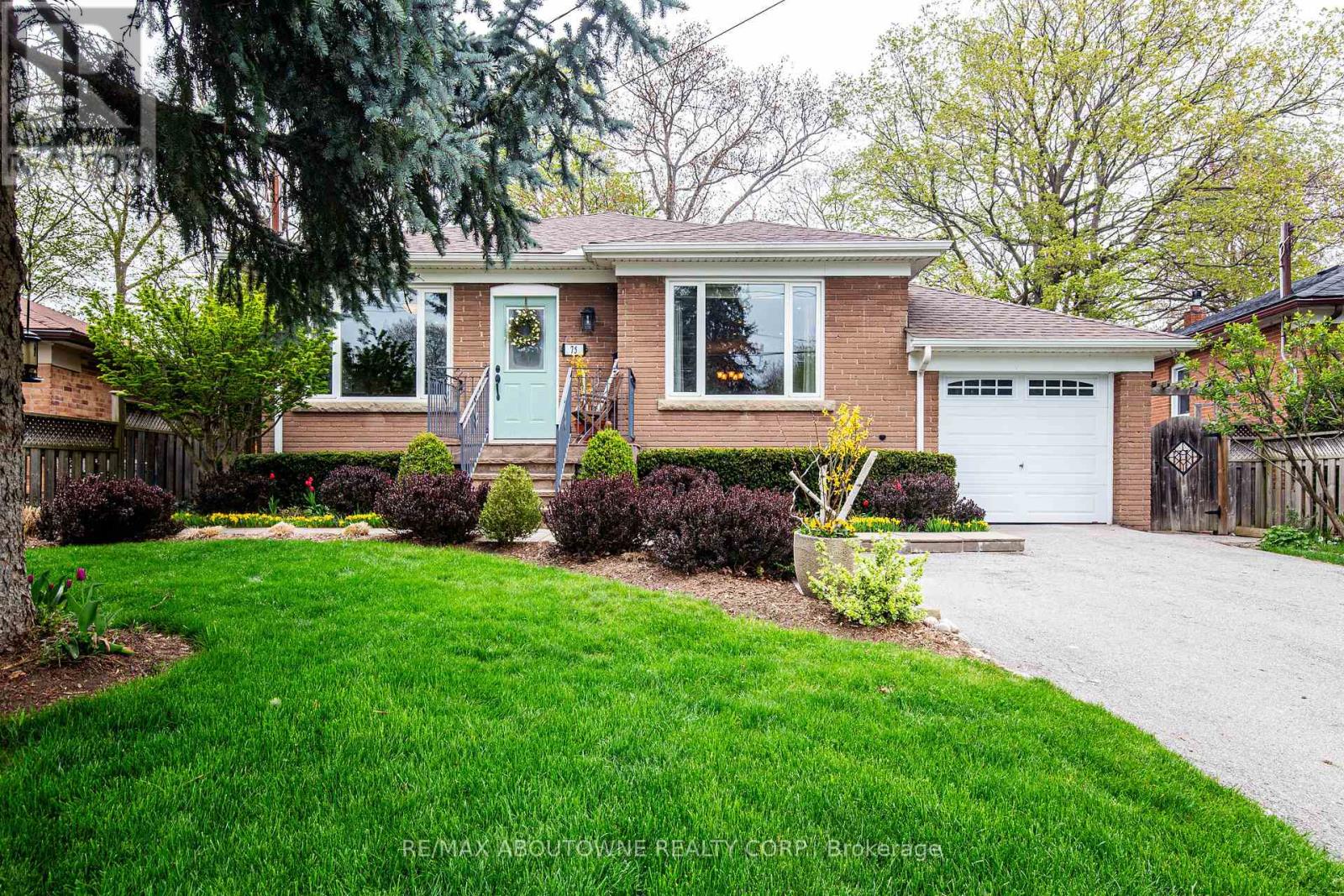 75 Kingswood Road, Oakville (Co Central), Ontario  L6K 2E2 - Photo 1 - W12136891