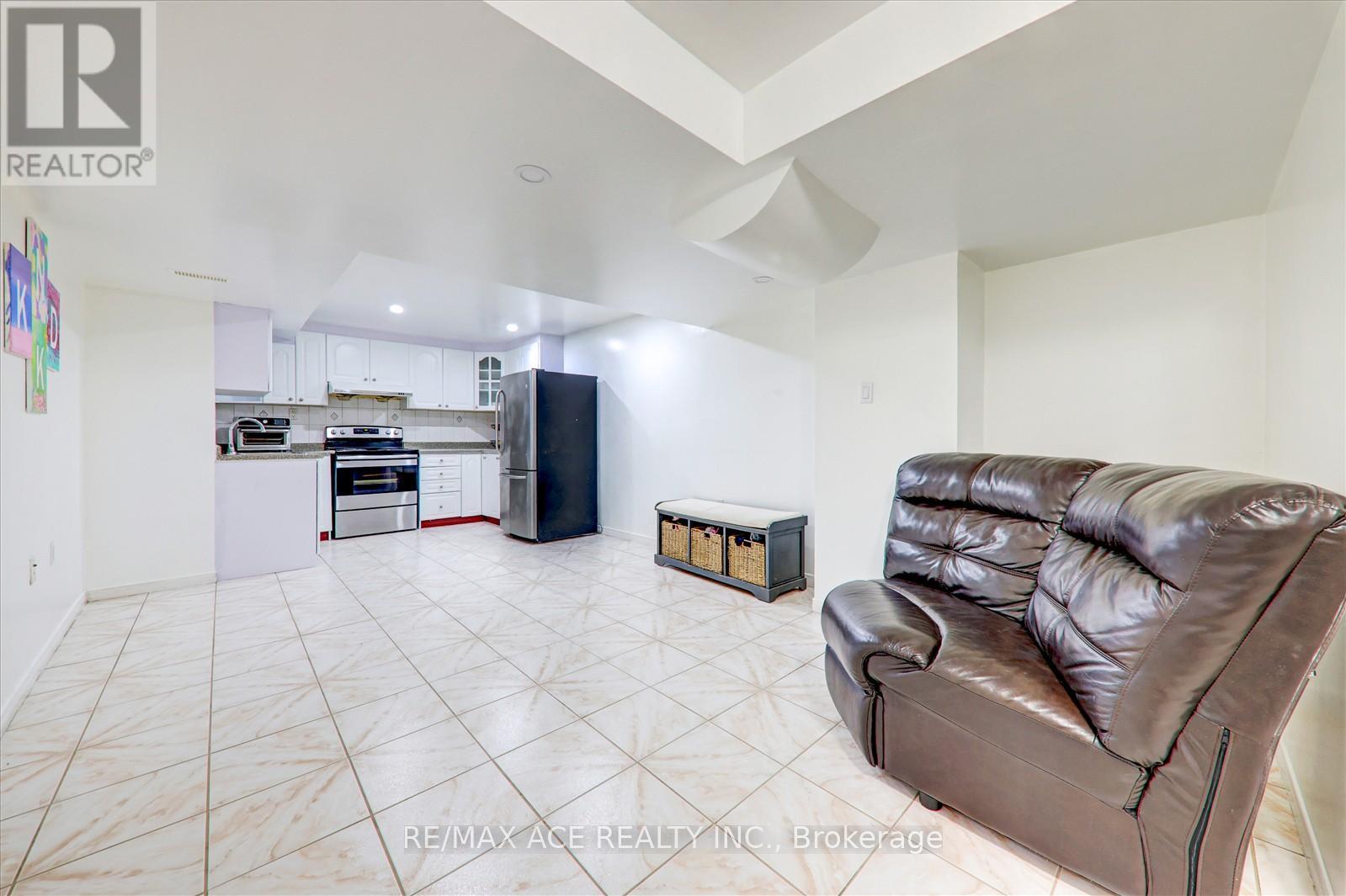 62 Saffron Crescent, Brampton, Ontario  L6S 6H7 - Photo 36 - W12136905