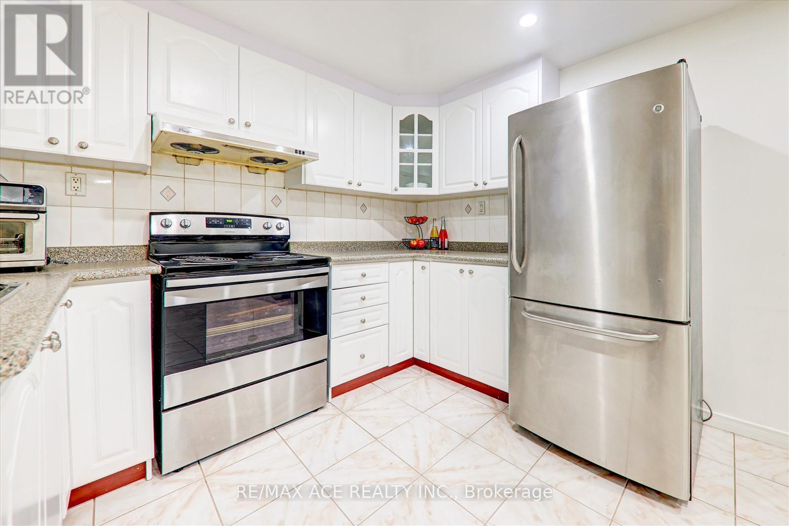 62 Saffron Crescent, Brampton, Ontario  L6S 6H7 - Photo 37 - W12136905