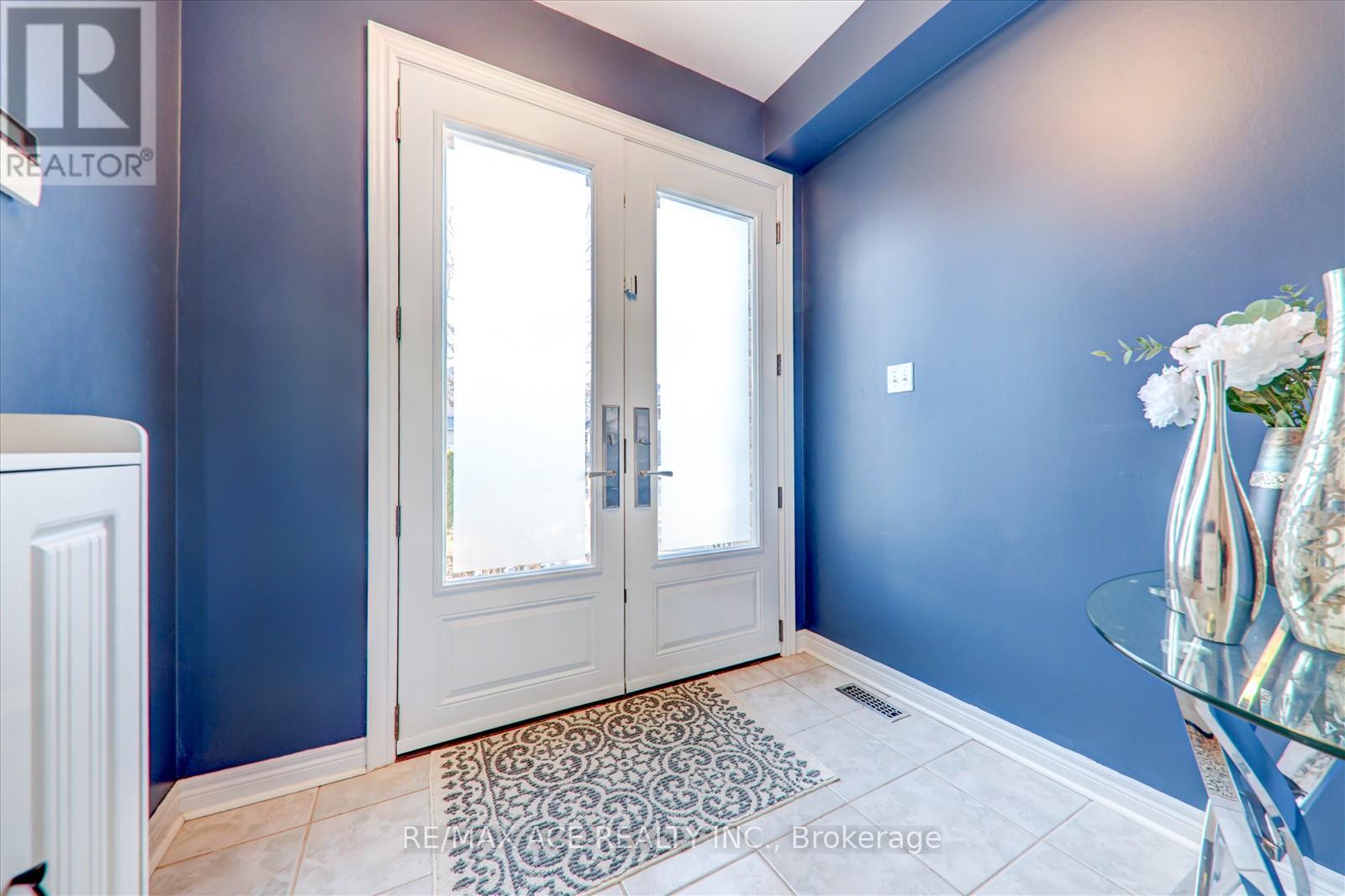 62 Saffron Crescent, Brampton, Ontario  L6S 6H7 - Photo 6 - W12136905