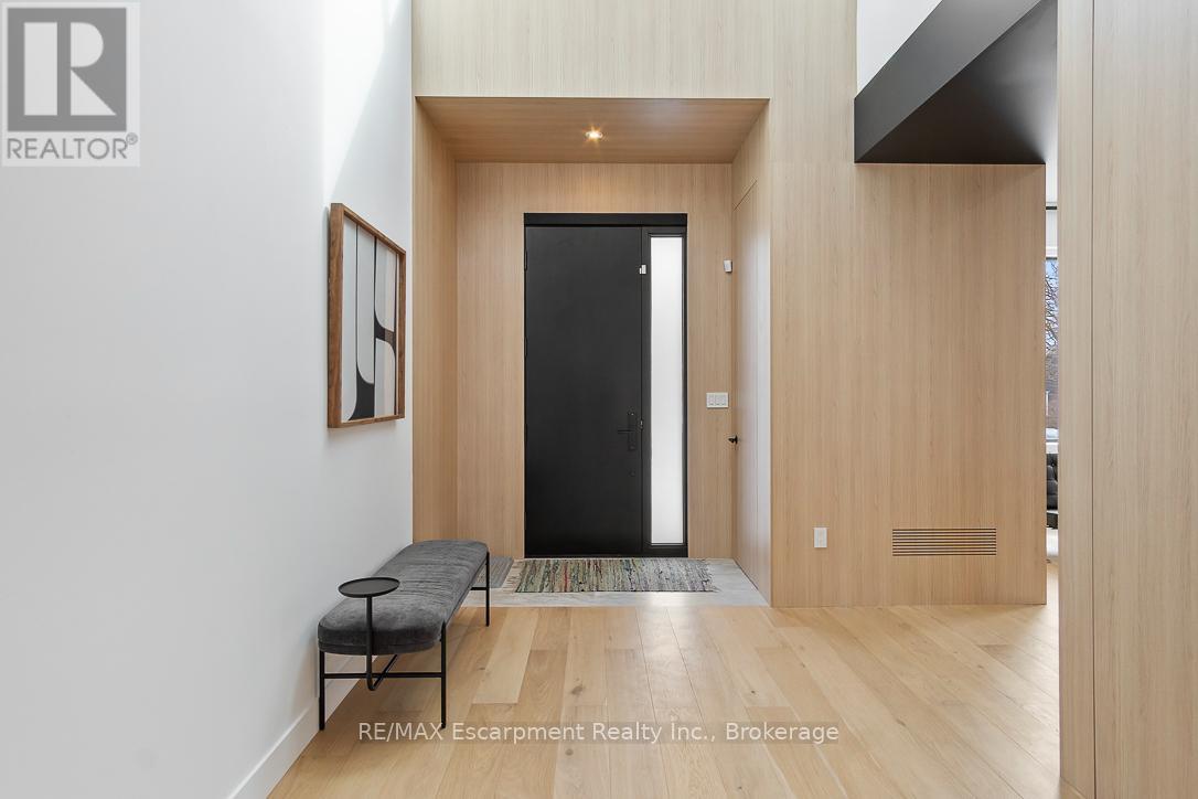 Property at 1405 ACTON CRESCENT image 3