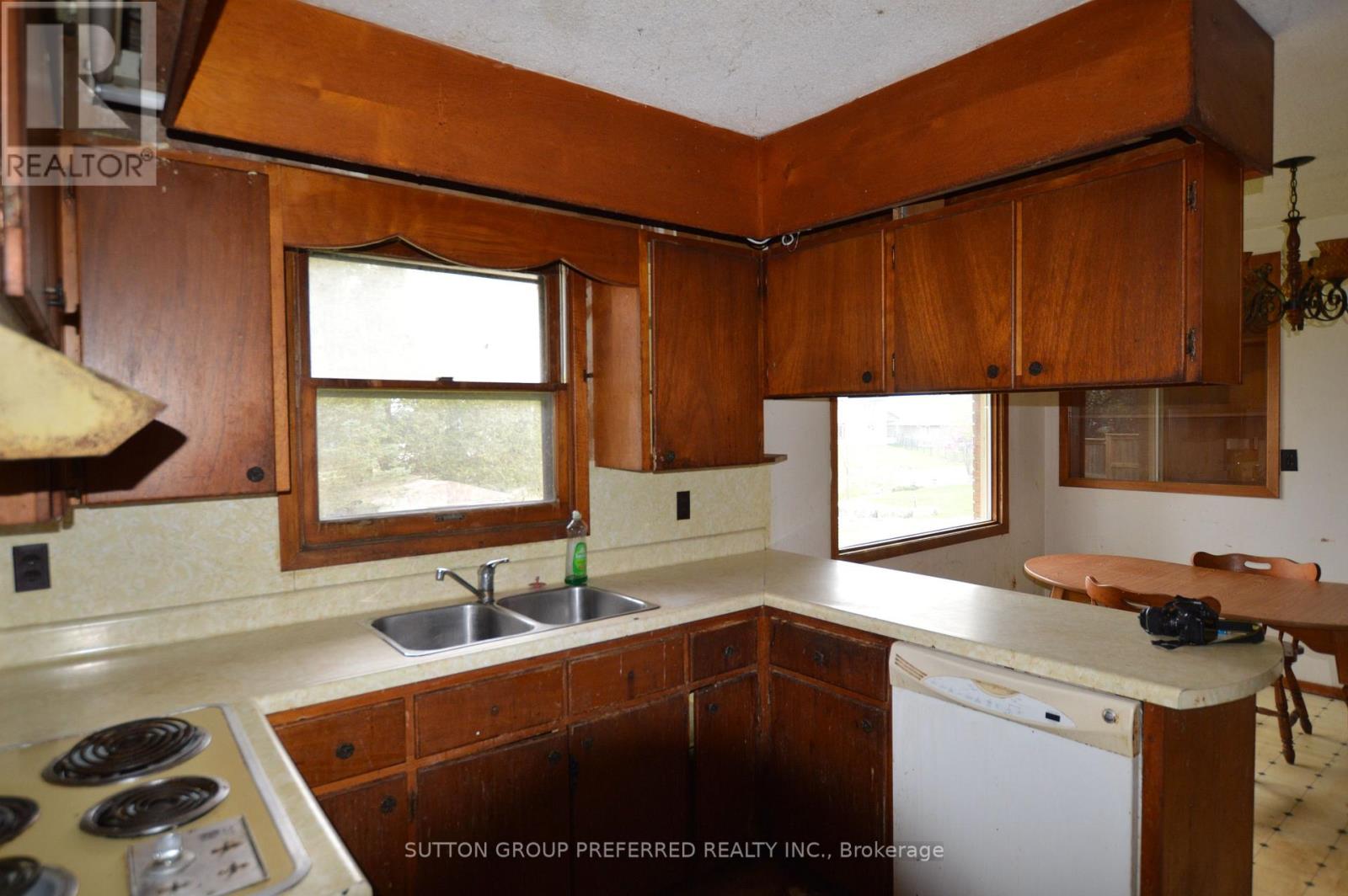 258 Miller Road, Dutton/dunwich, Ontario  N0L 1J0 - Photo 4 - X12137071