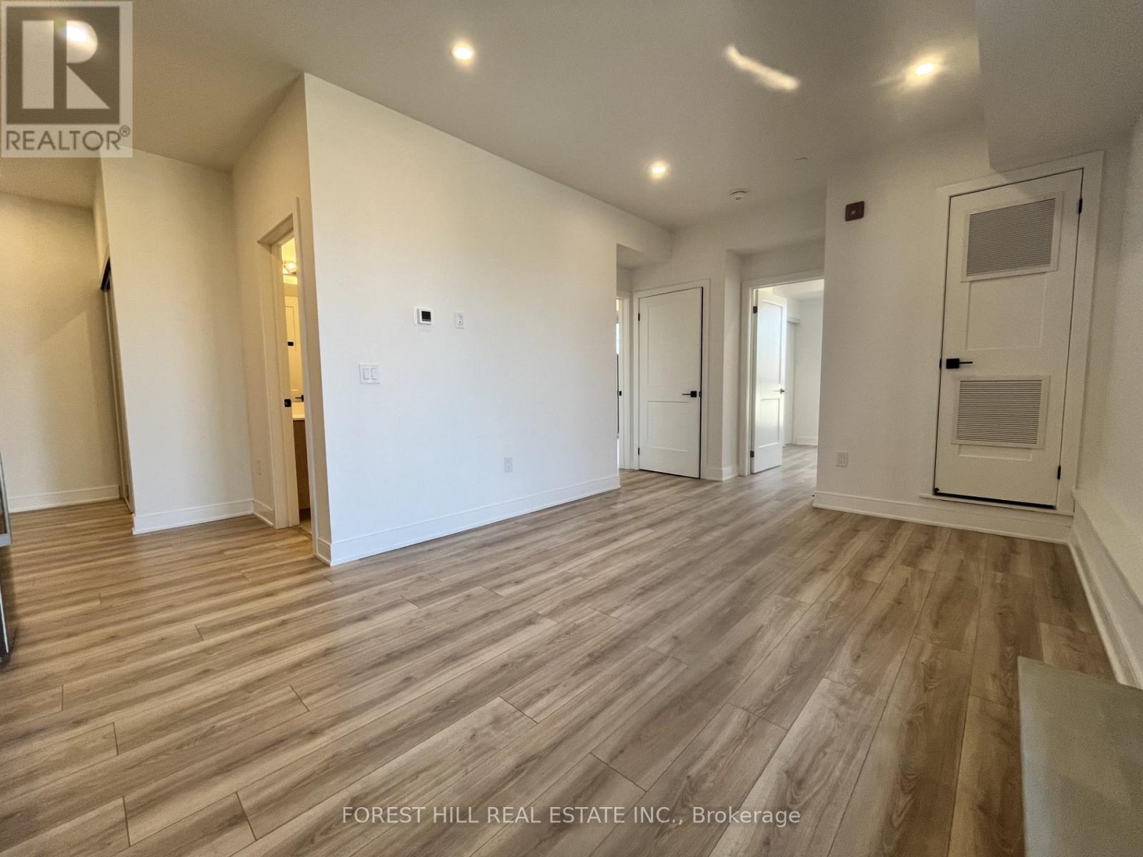 201 - 312 Erb Street W, Waterloo, Ontario  N2L 0K9 - Photo 4 - X12136767