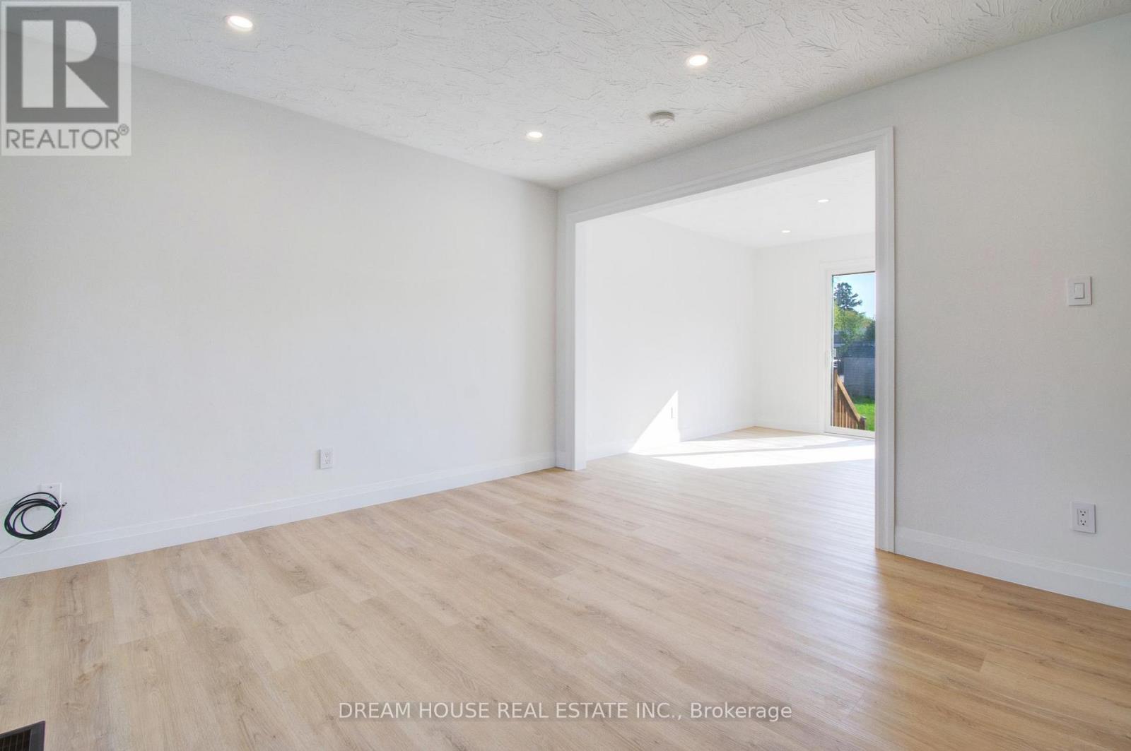 47 Ellis Crescent N, Waterloo, Ontario  N2J 3N5 - Photo 12 - X12136805