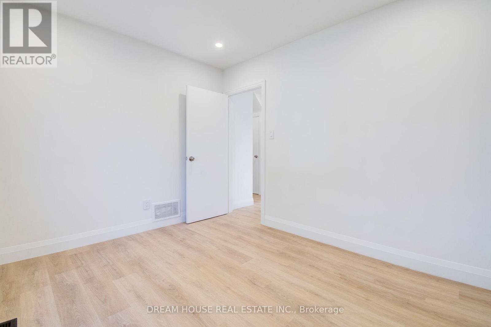 47 Ellis Crescent N, Waterloo, Ontario  N2J 3N5 - Photo 16 - X12136805