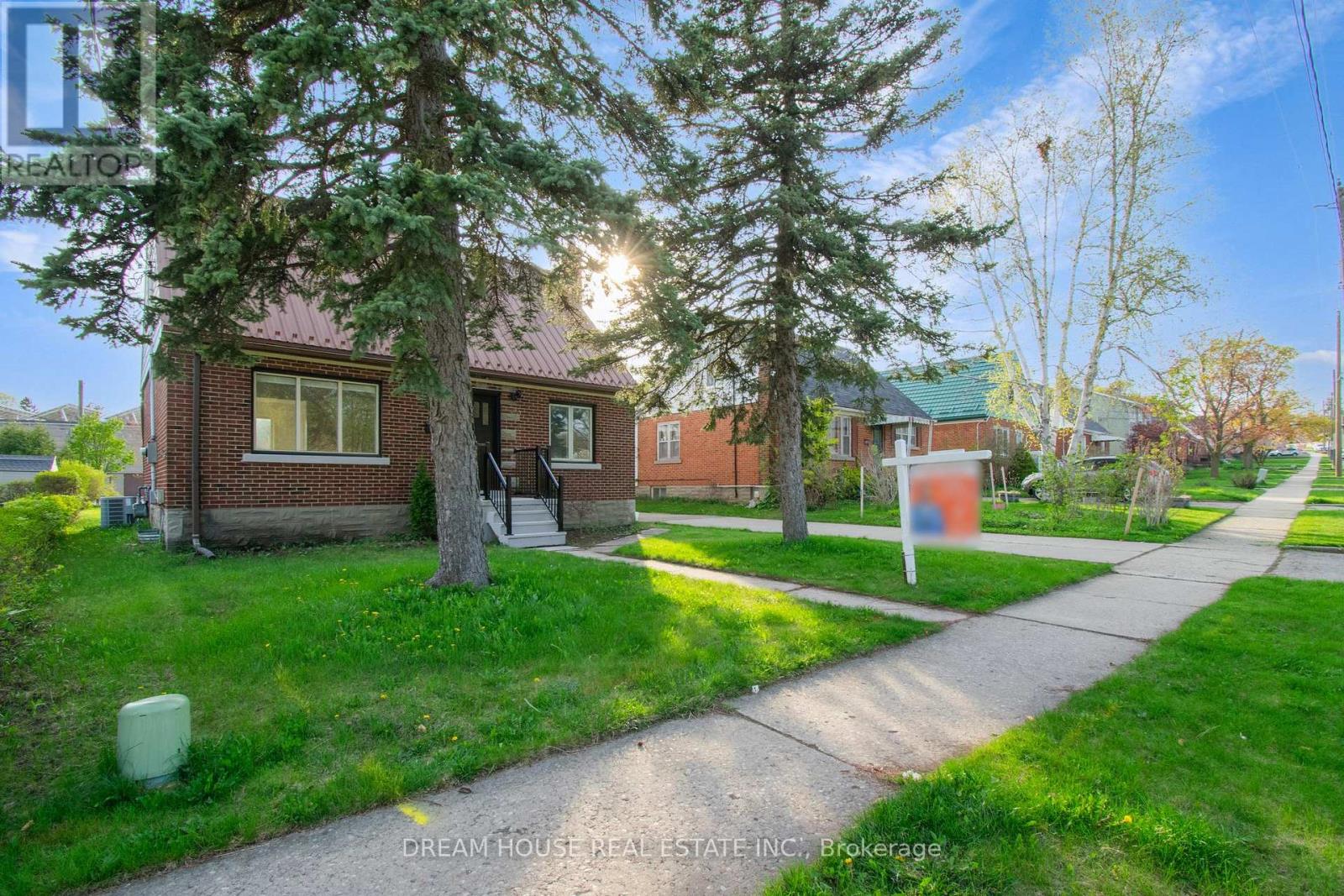 Property at 47 ELLIS CRESCENT N image 3