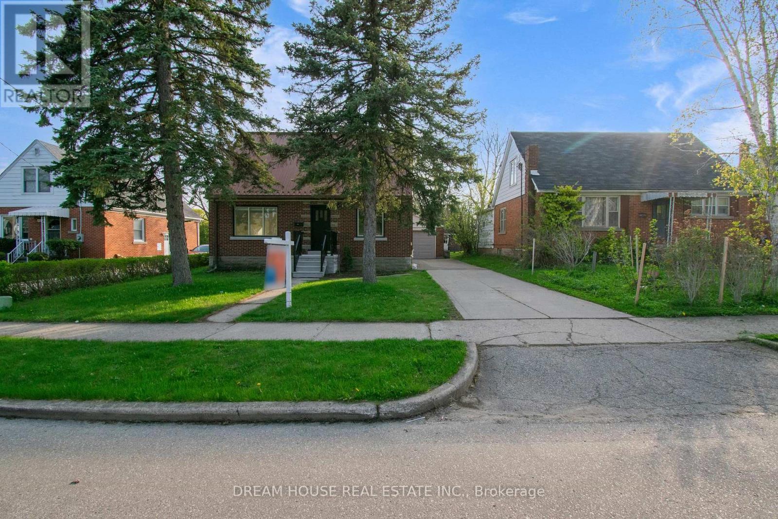 Property at 47 ELLIS CRESCENT N image 4