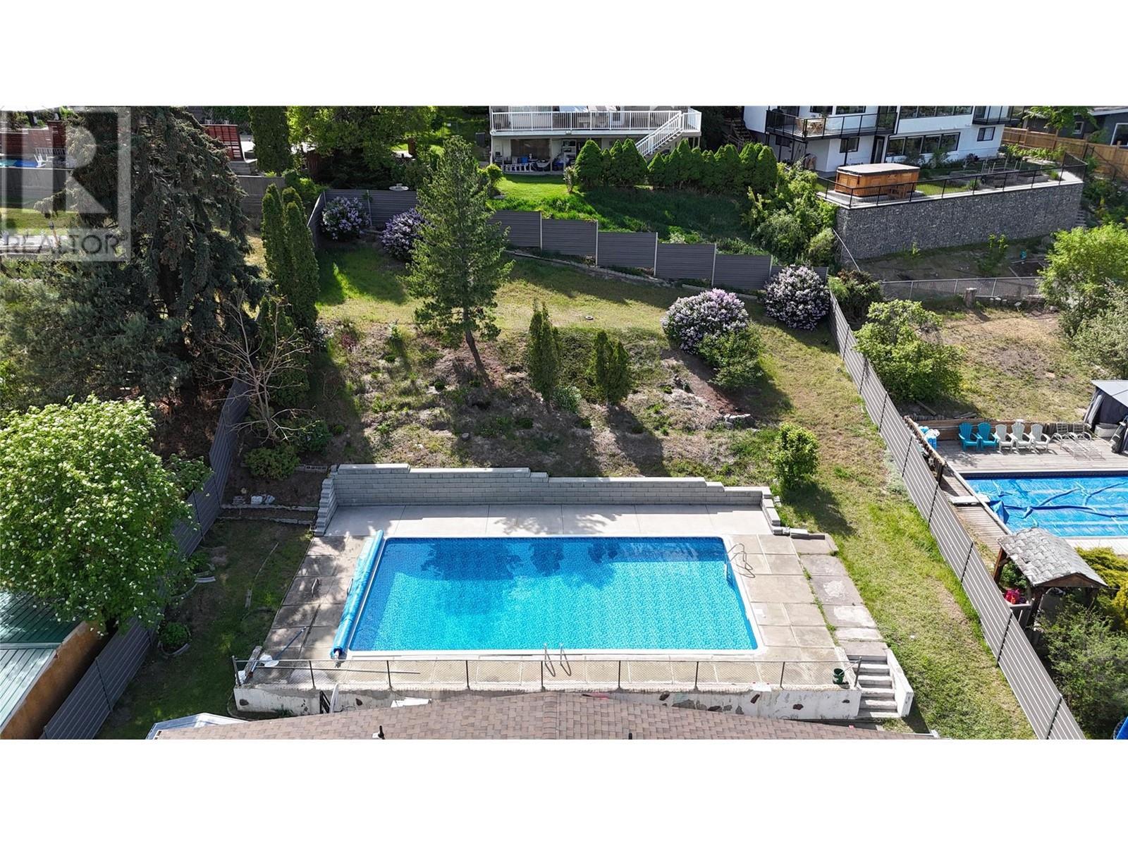 Property at 355 Pemberton Terrace image 3