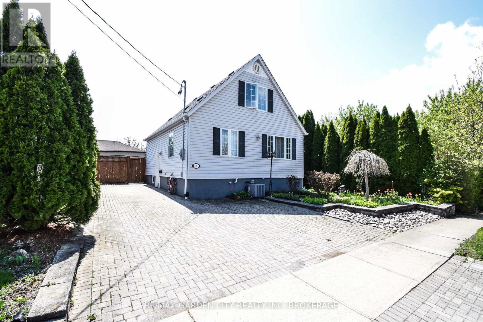 39 Clayburn Avenue, St. Catharines (Oakdale), Ontario  L2P 2T8 - Photo 1 - X12137067