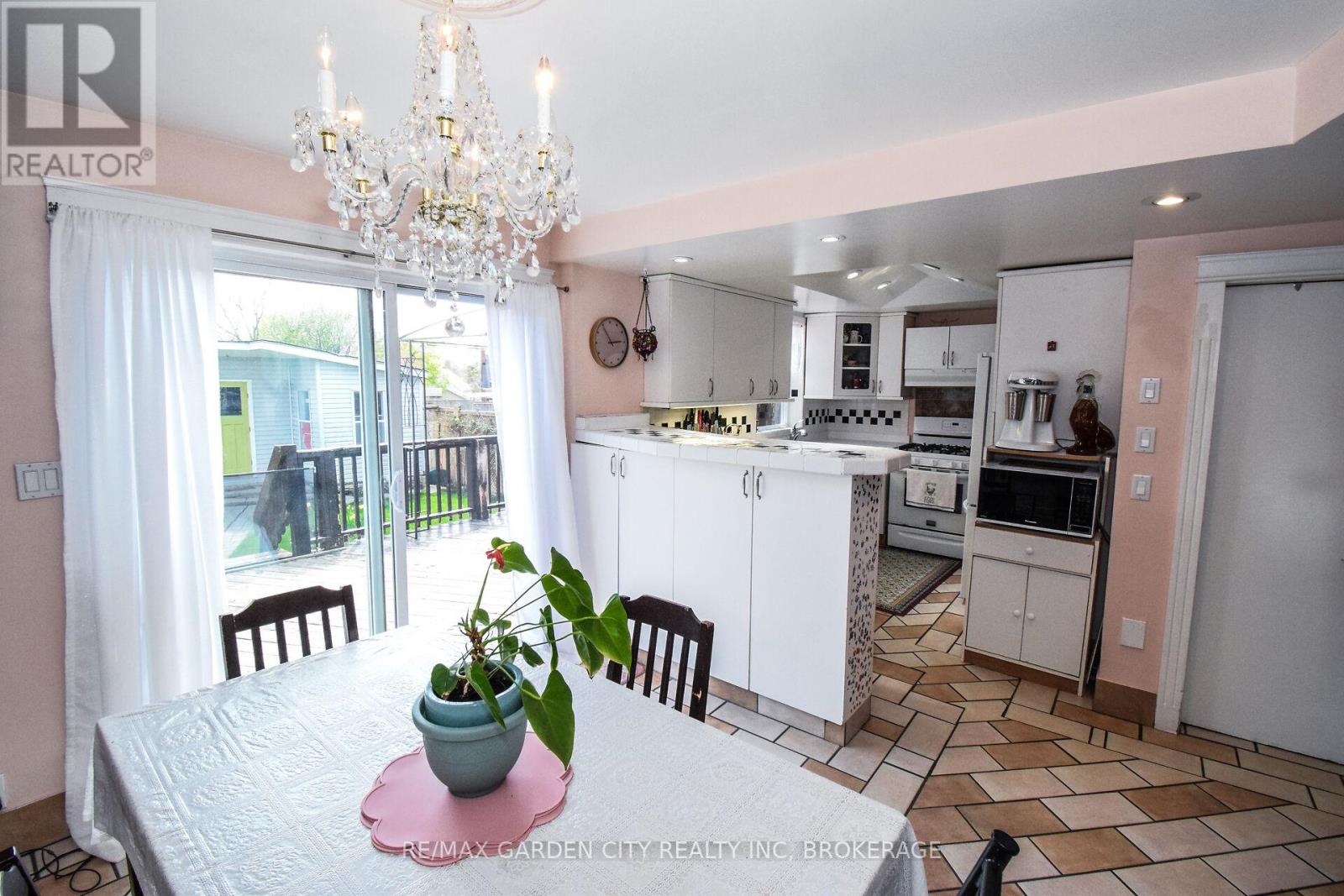 39 Clayburn Avenue, St. Catharines (Oakdale), Ontario  L2P 2T8 - Photo 12 - X12137067
