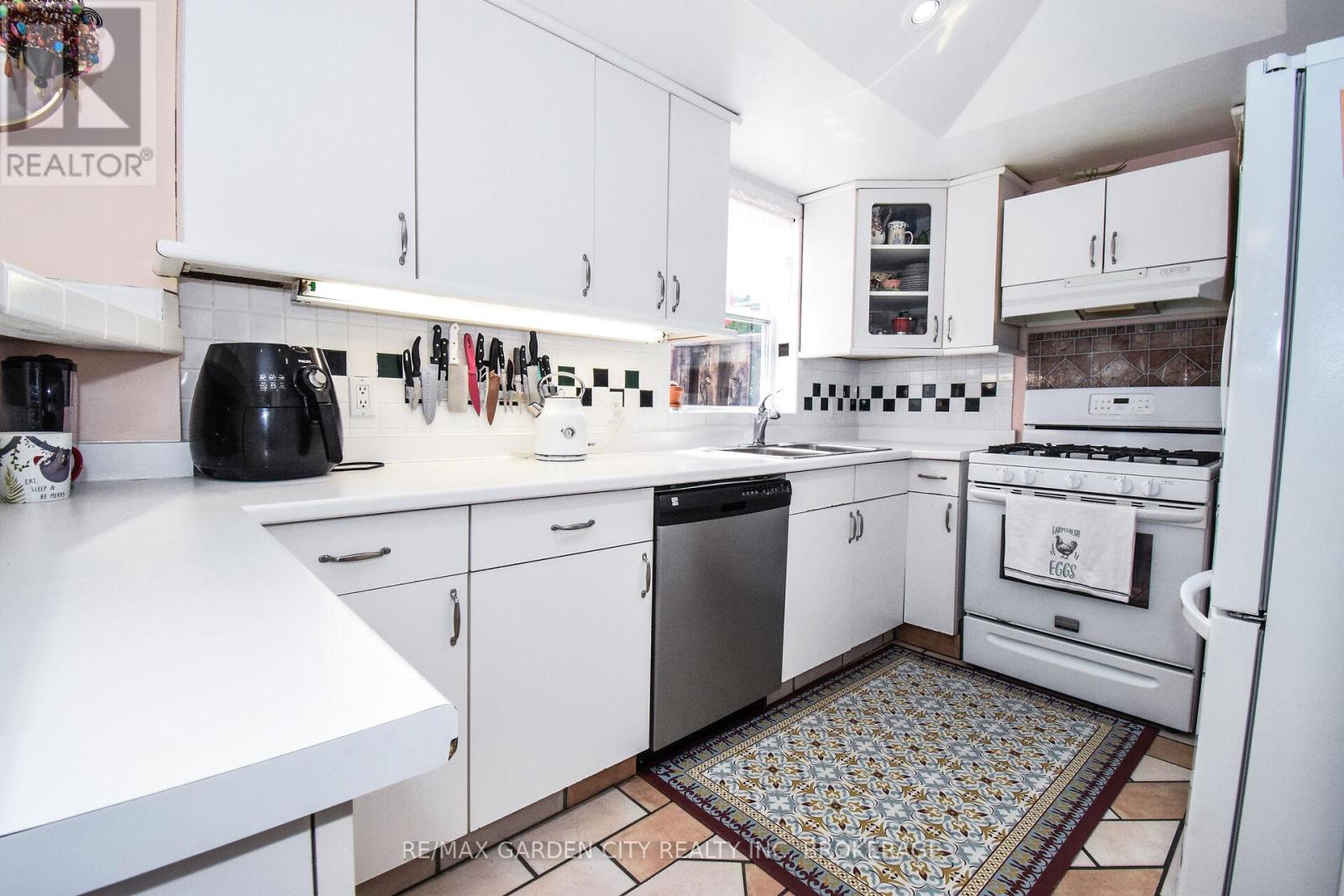 39 Clayburn Avenue, St. Catharines (Oakdale), Ontario  L2P 2T8 - Photo 2 - X12137067
