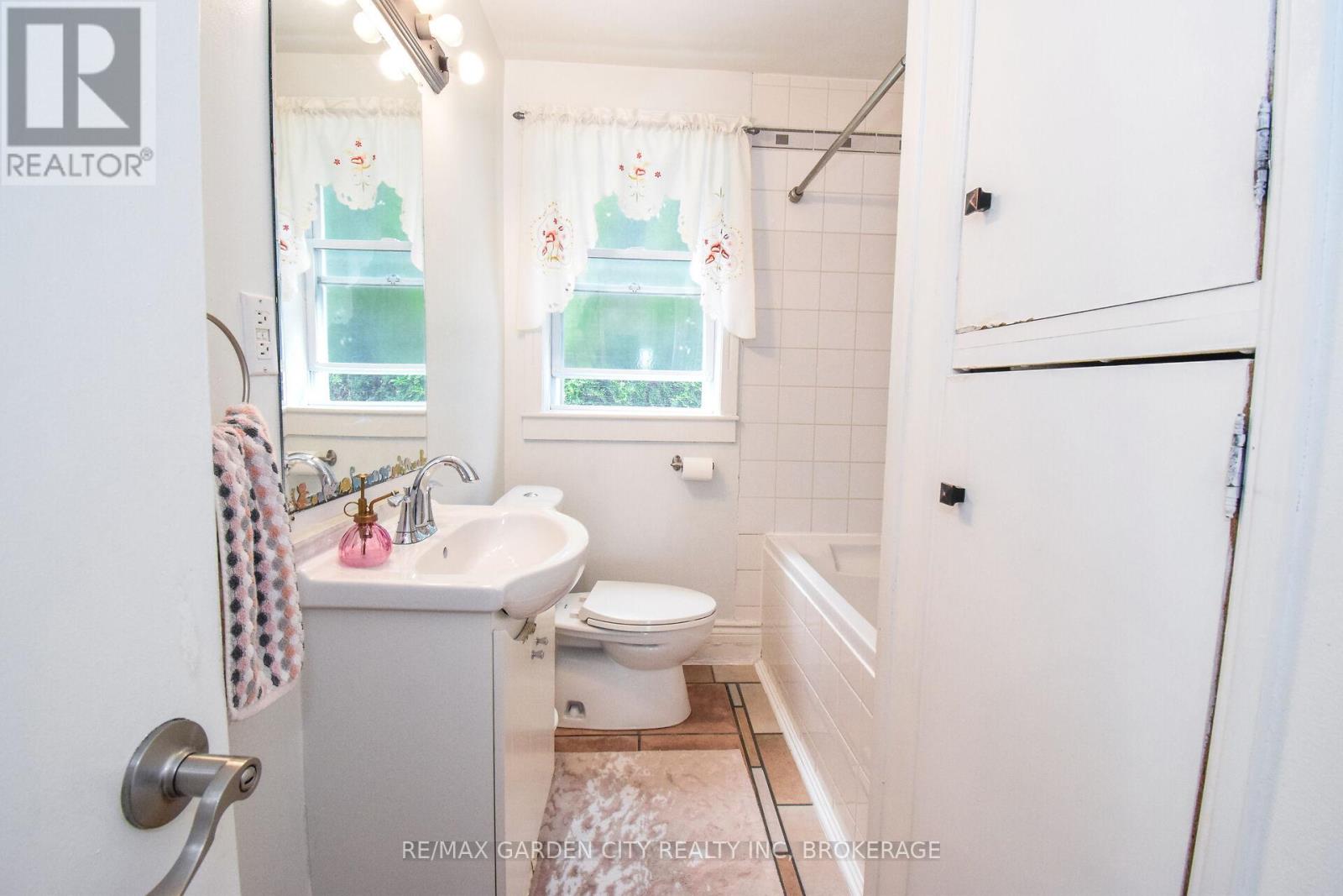 39 Clayburn Avenue, St. Catharines (Oakdale), Ontario  L2P 2T8 - Photo 21 - X12137067