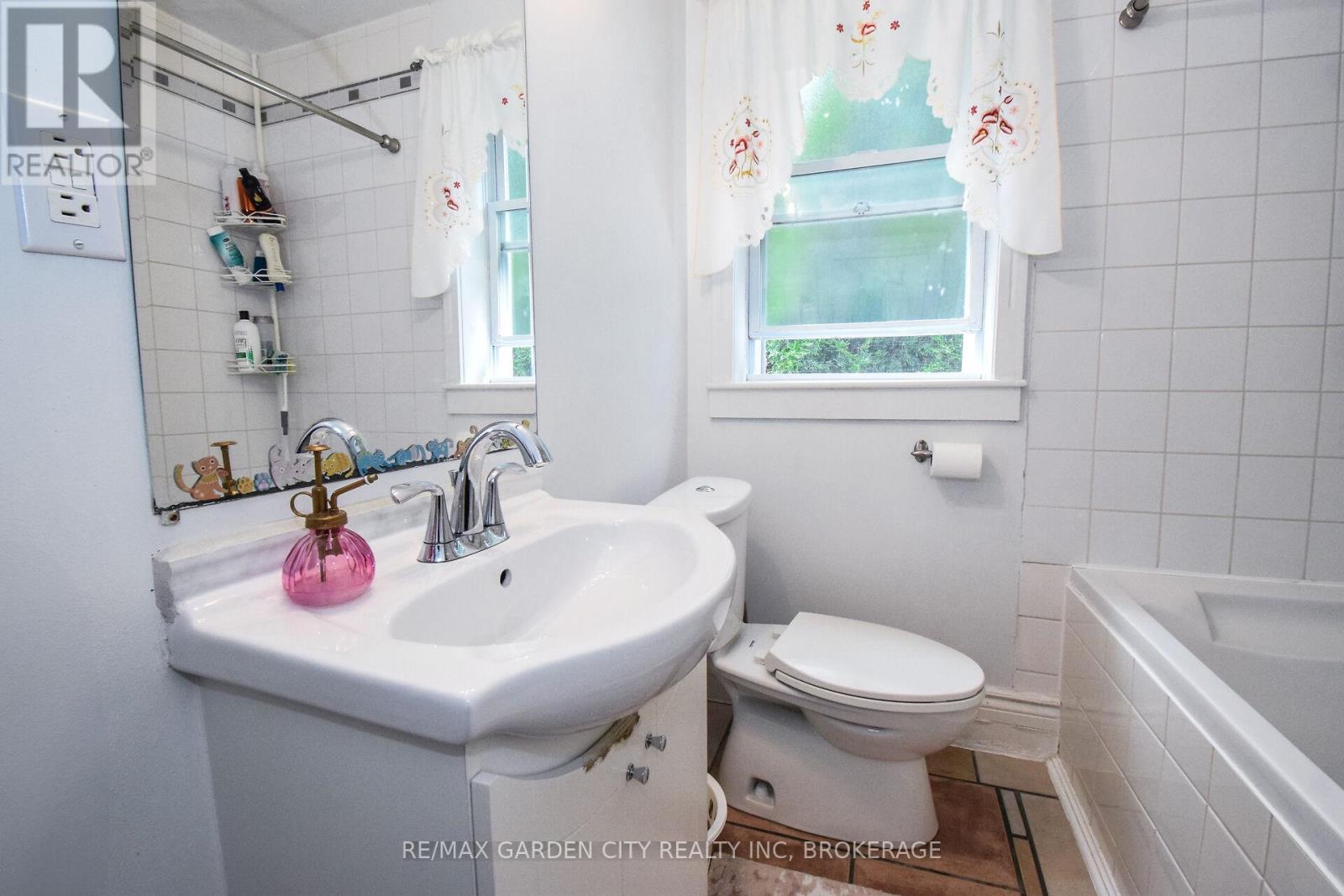 39 Clayburn Avenue, St. Catharines (Oakdale), Ontario  L2P 2T8 - Photo 24 - X12137067