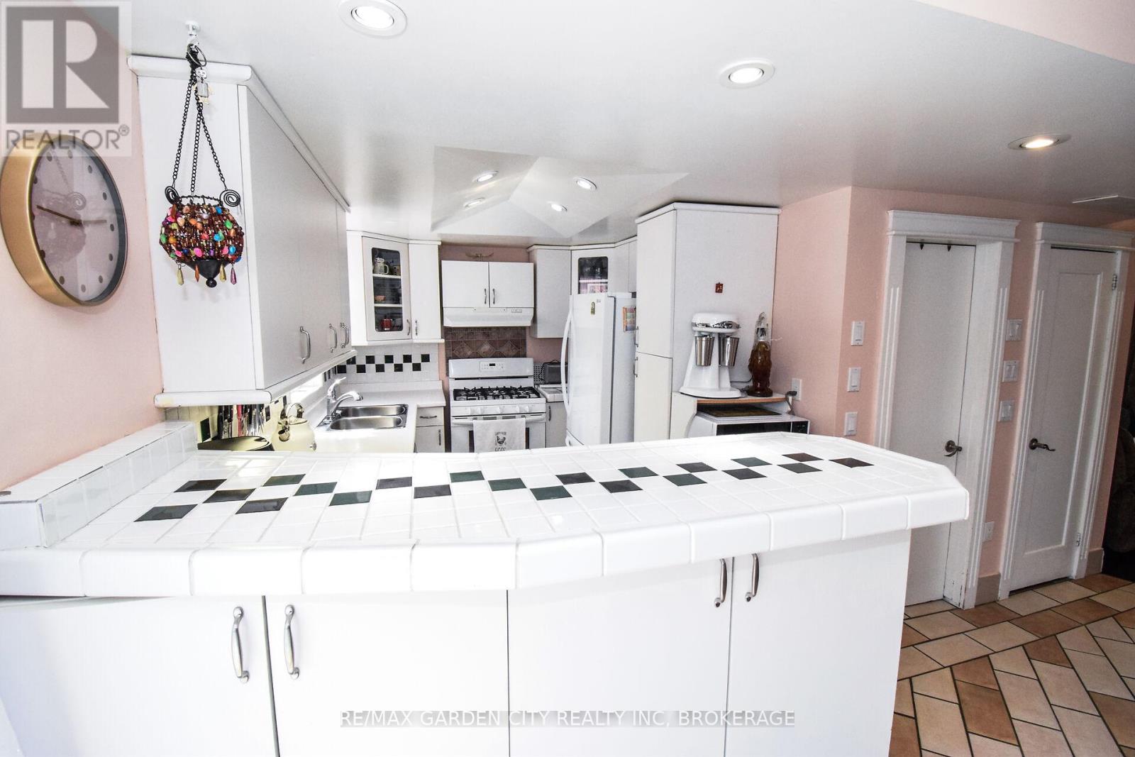 39 Clayburn Avenue, St. Catharines (Oakdale), Ontario  L2P 2T8 - Photo 3 - X12137067