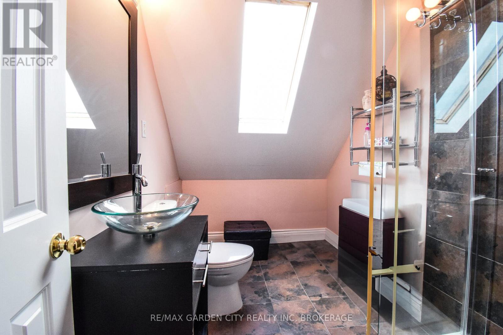 39 Clayburn Avenue, St. Catharines (Oakdale), Ontario  L2P 2T8 - Photo 30 - X12137067