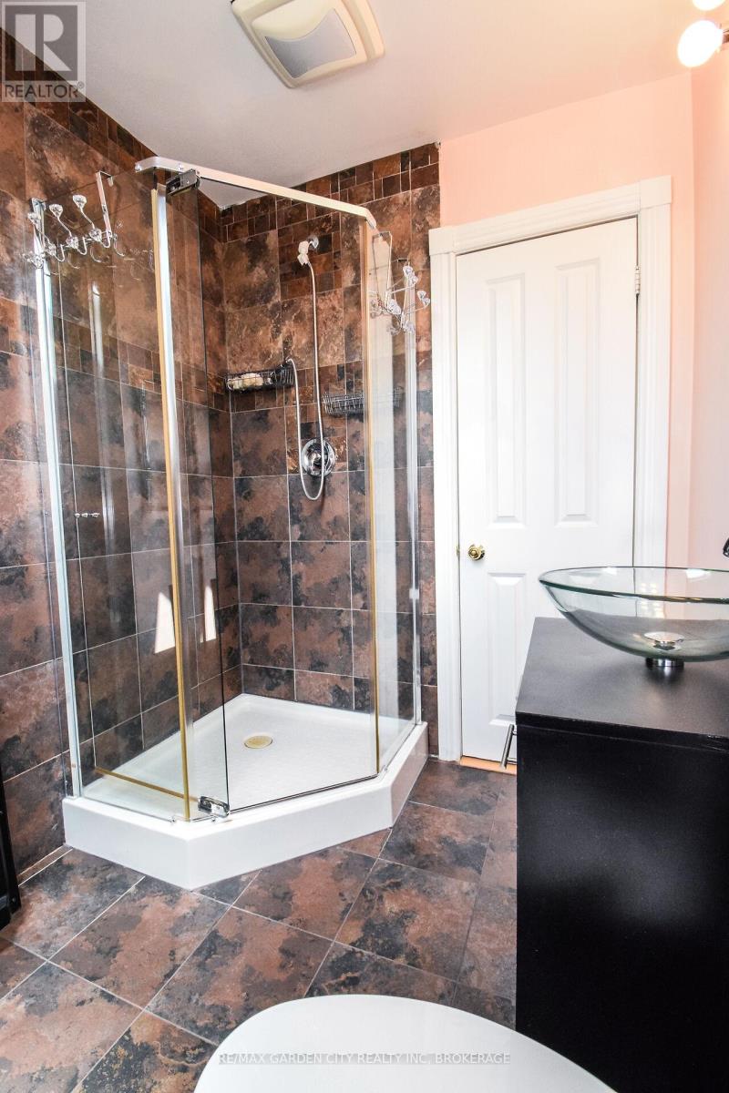39 Clayburn Avenue, St. Catharines, Ontario  L2P 2T8 - Photo 34 - X12137067