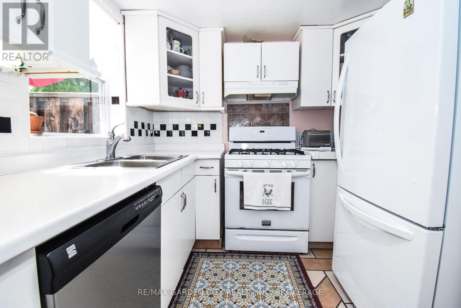 39 Clayburn Avenue, St. Catharines, Ontario  L2P 2T8 - Photo 4 - X12137067