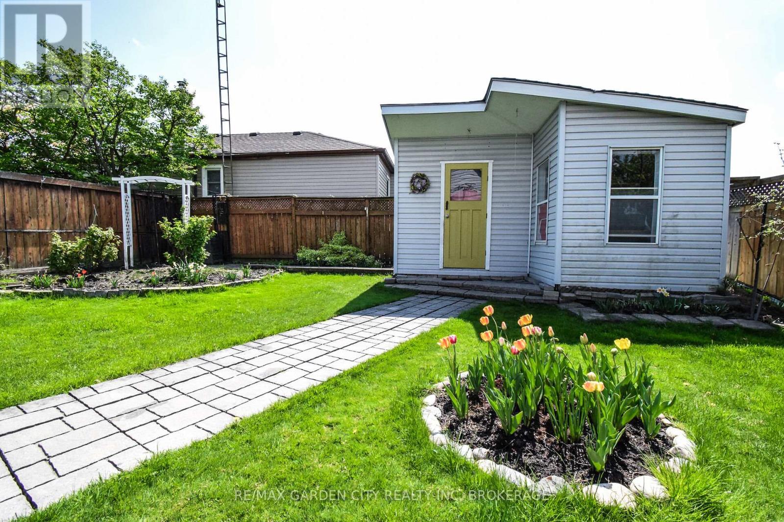 39 Clayburn Avenue, St. Catharines (Oakdale), Ontario  L2P 2T8 - Photo 40 - X12137067