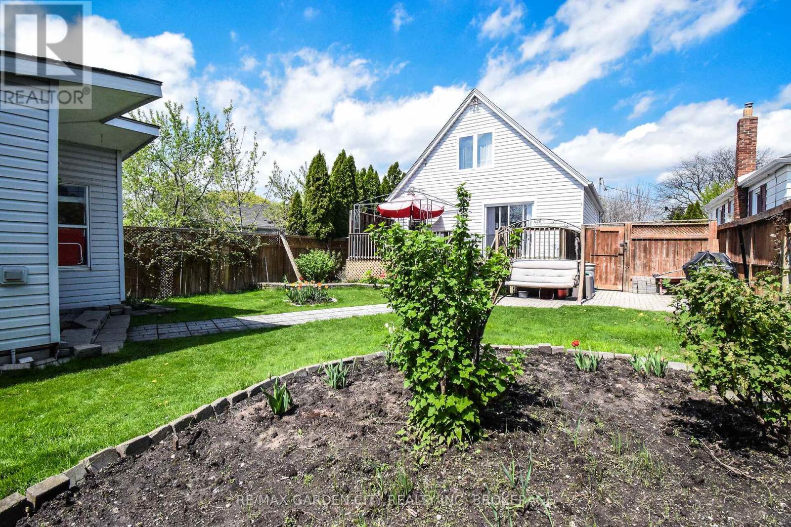 39 Clayburn Avenue, St. Catharines (Oakdale), Ontario  L2P 2T8 - Photo 43 - X12137067