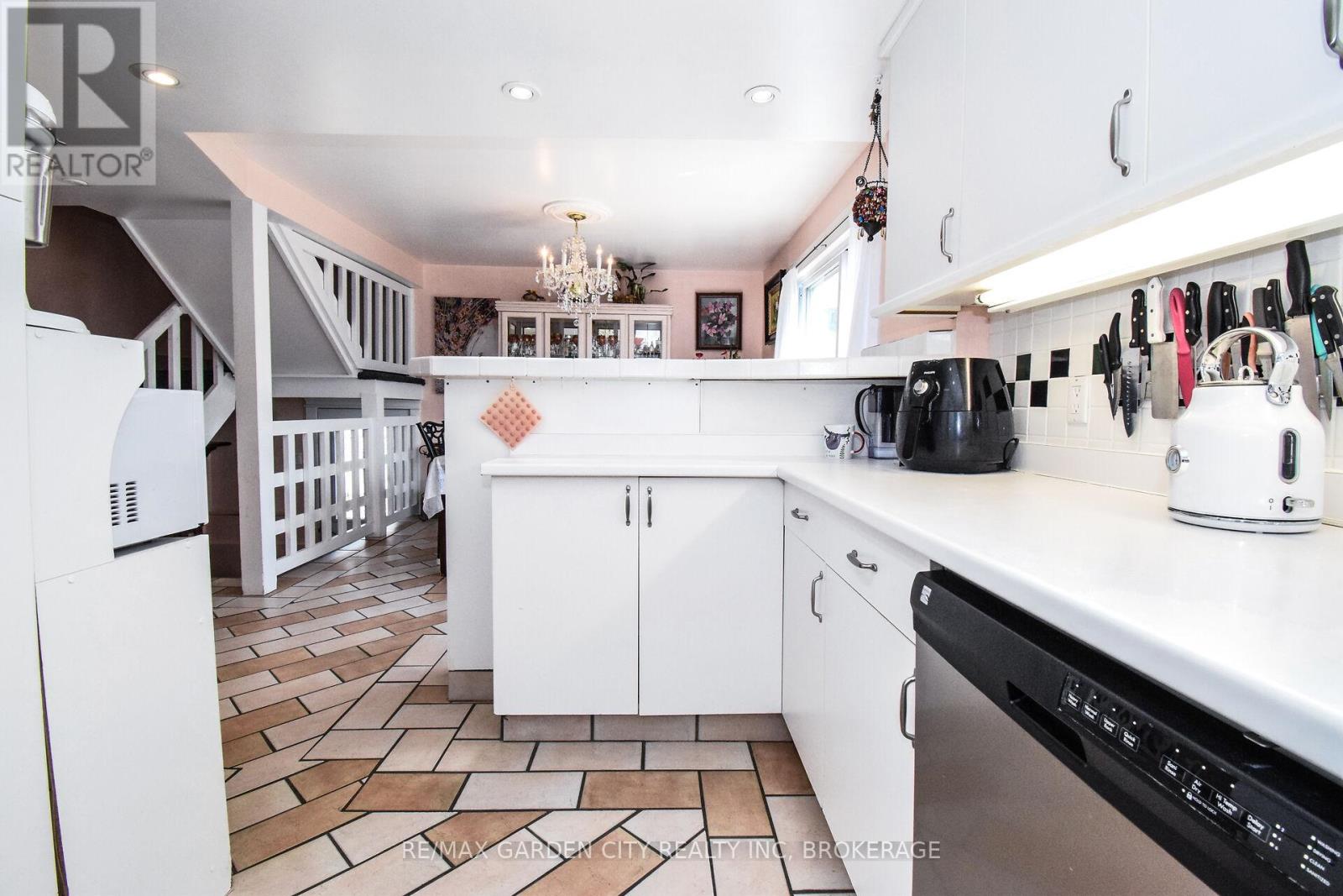 39 Clayburn Avenue, St. Catharines (Oakdale), Ontario  L2P 2T8 - Photo 5 - X12137067