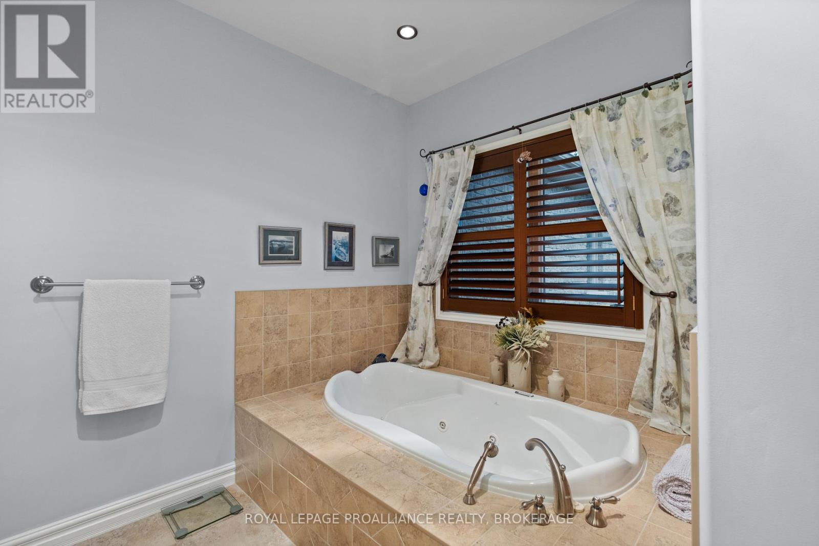 12 Easy Lane, Frontenac Islands, Ontario  K0H 2Y0 - Photo 36 - X12137251