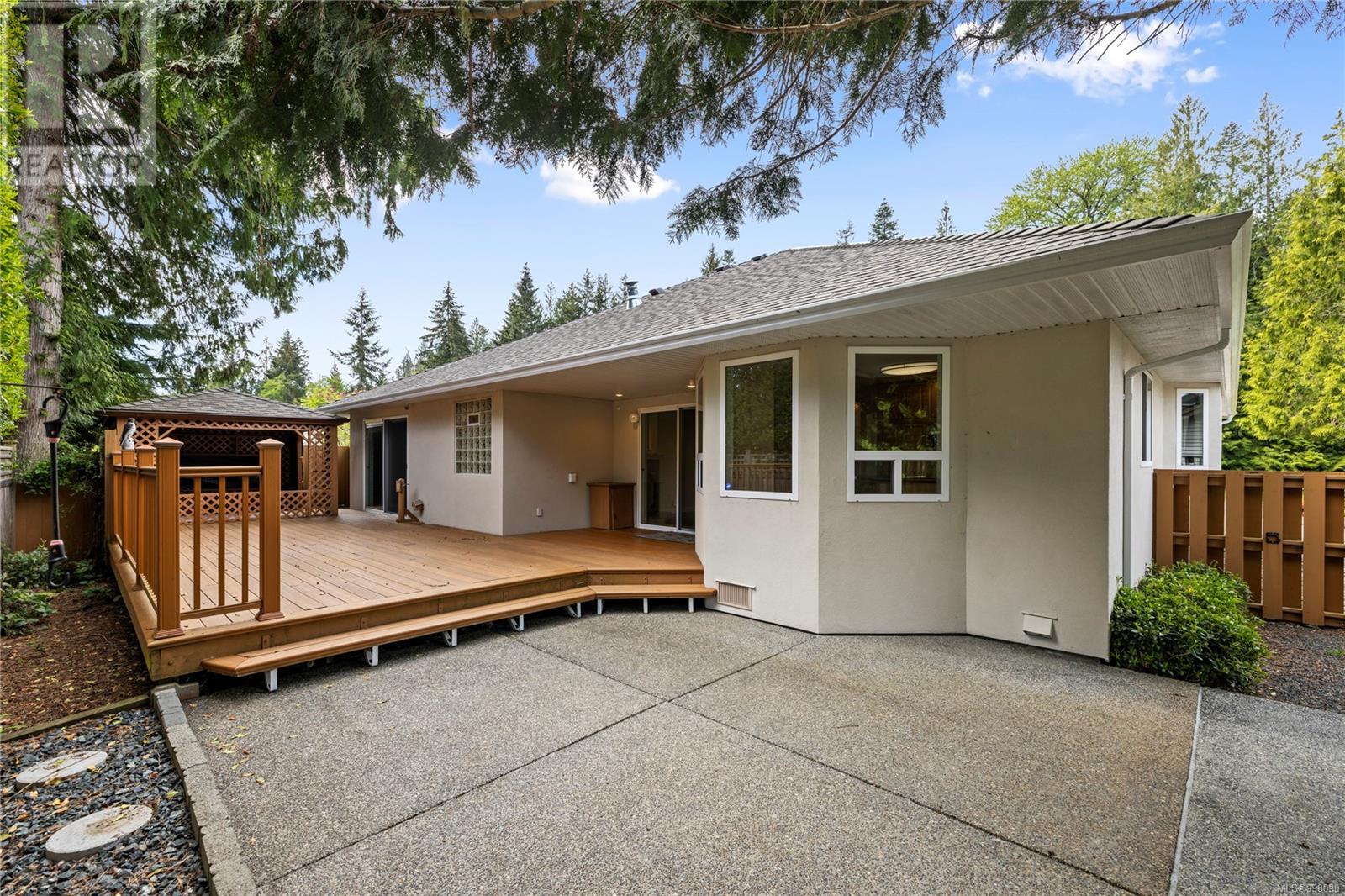 822 Arbutus St, Qualicum Beach, British Columbia  V9K 2L4 - Photo 3 - 998090