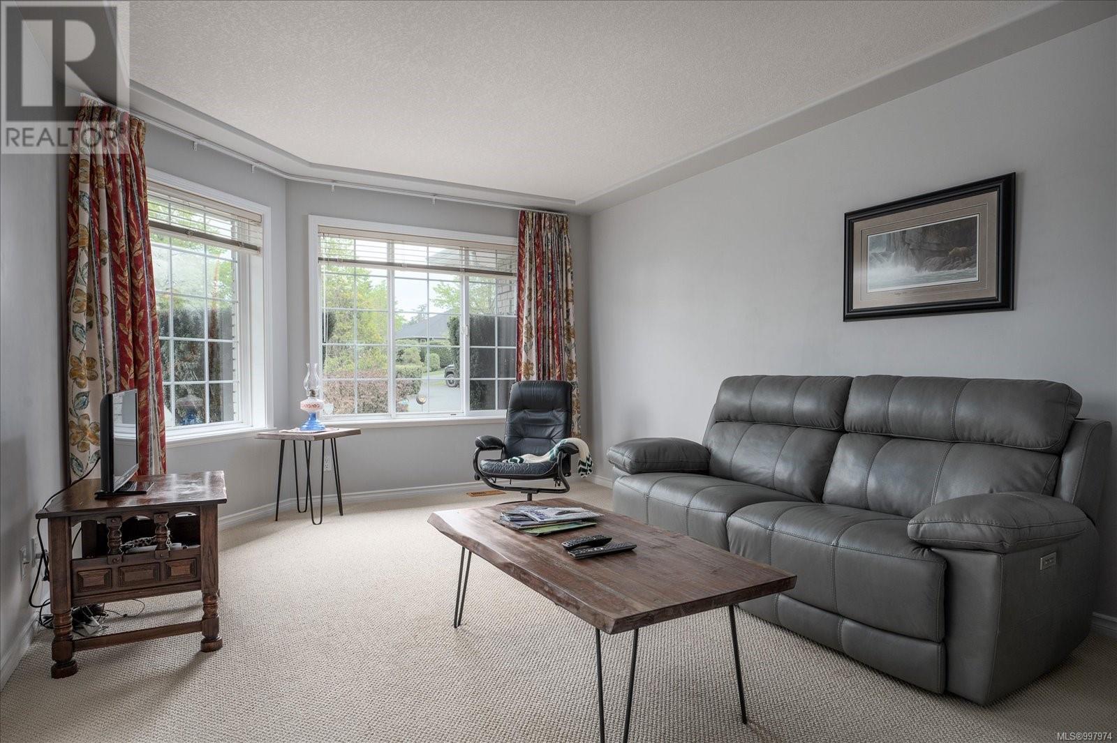 Property at 600 Hickory Pl image 3