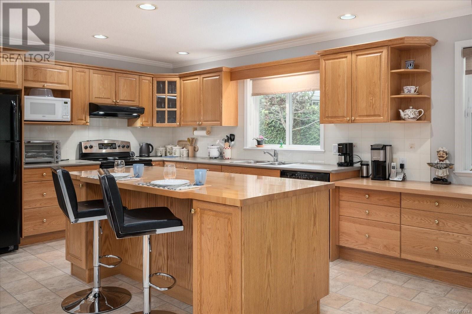 600 Hickory Pl, Qualicum Beach, British Columbia  V9K 2S1 - Photo 5 - 997974