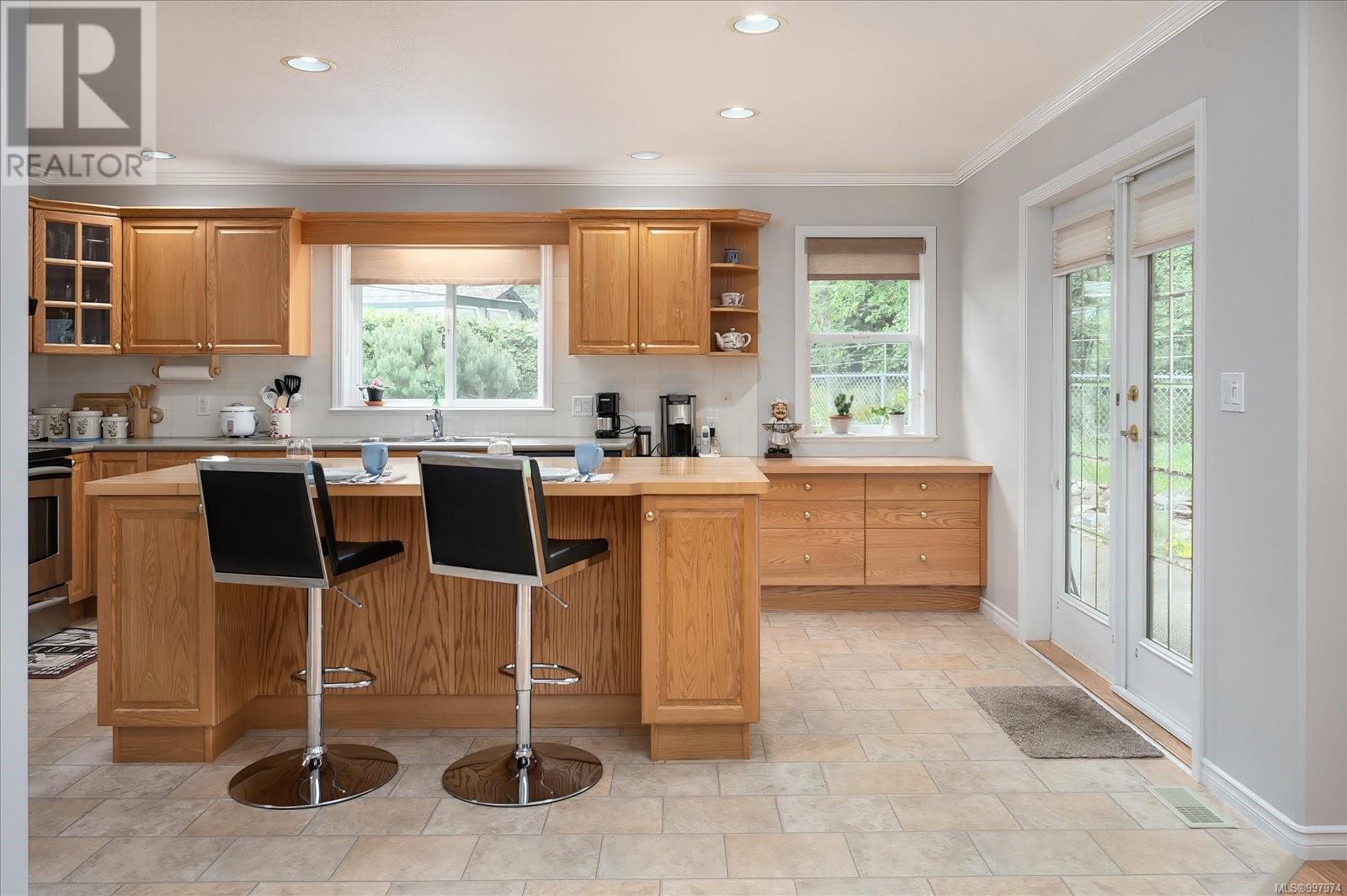 600 Hickory Pl, Qualicum Beach, British Columbia  V9K 2S1 - Photo 8 - 997974