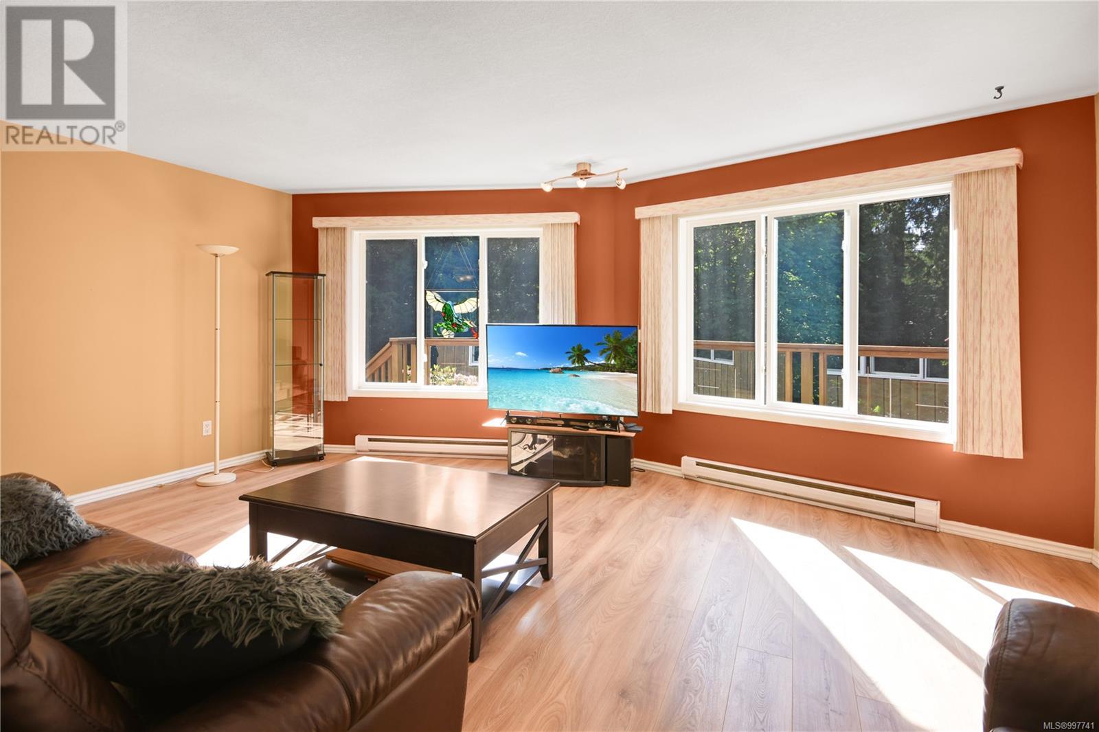 Property at 160 Rosislos Blvd image 4
