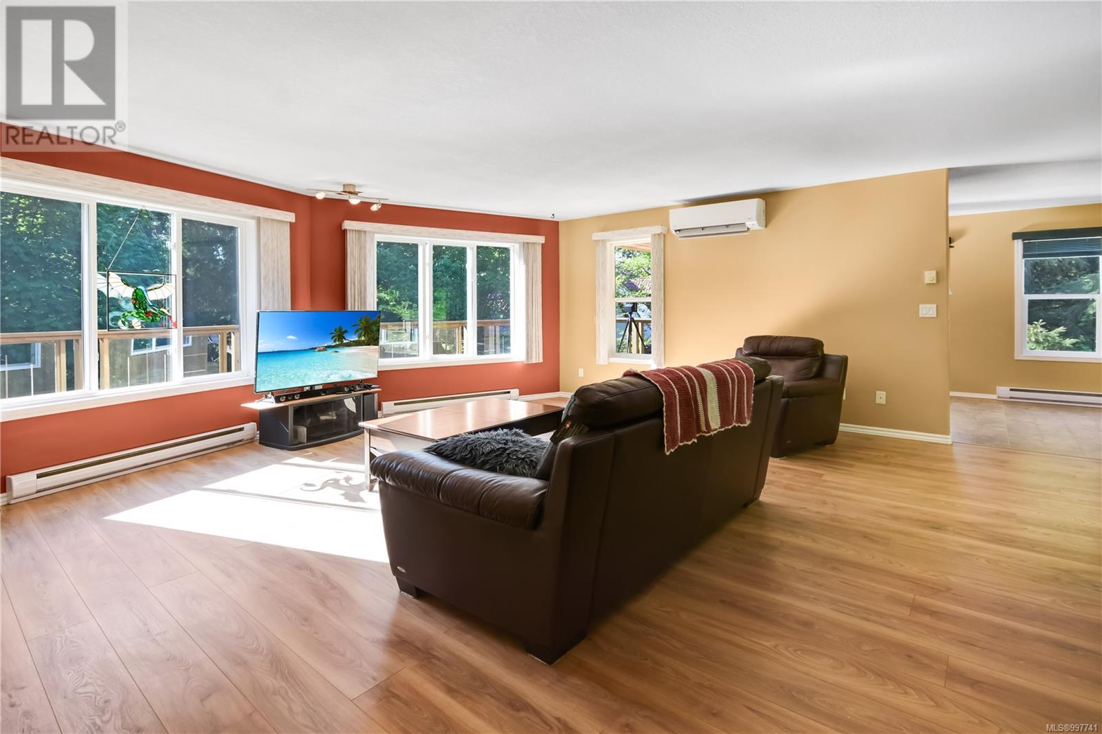 Property at 160 Rosislos Blvd image 5